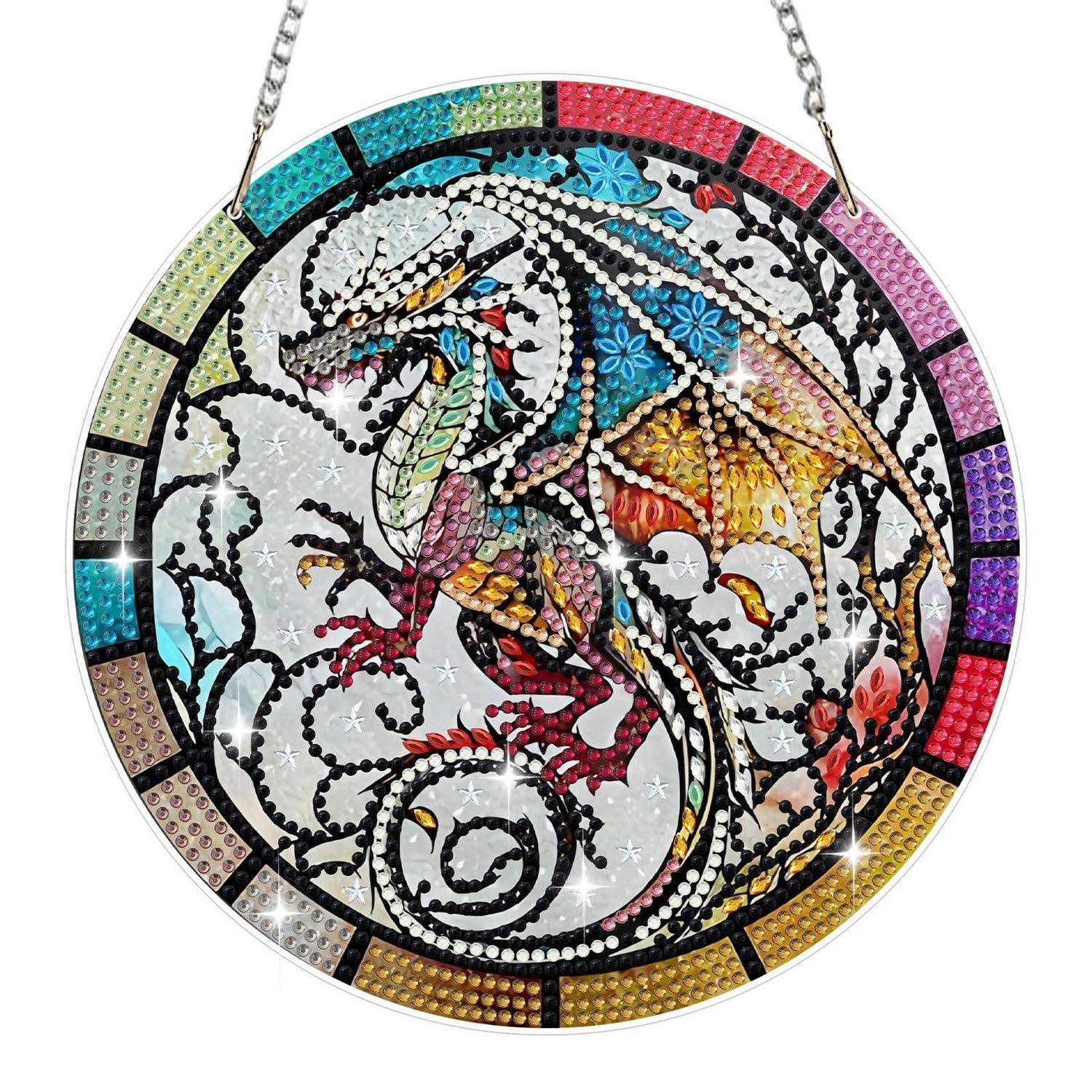 Kreisförmige Perlenwandkunst eines farbenfrohen Drachens mit regenbogenfarbigem Rand, aufgehängt an Ketten auf weißem Hintergrund.