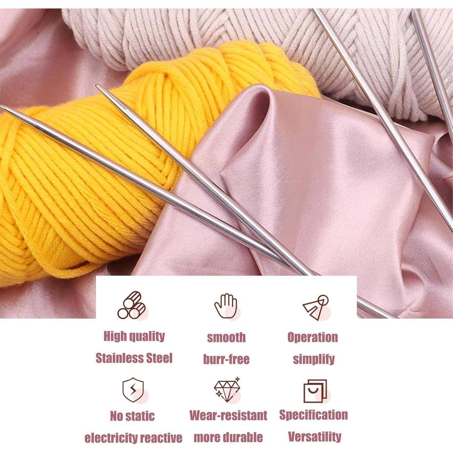 Stricknadeln über gefaltetes Garn und Stoff gelegt, mit Symbolen, die die Qualität von Edelstahl, glatte gratfreie Oberfläche, keine Elektrostatik, Verschleißfestigkeit und vielfältige Größen hervorheben.