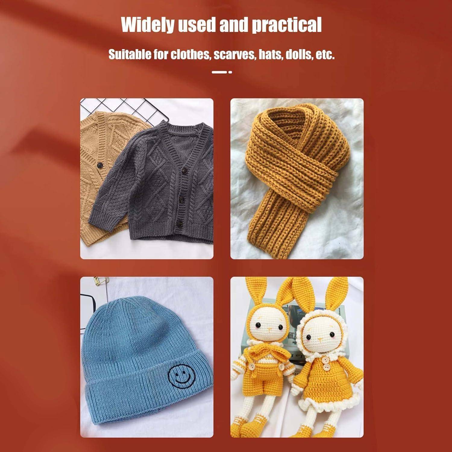 Werbecolage mit Strickprodukten: Strickjacken, ein Schal, eine Mütze und zwei Puppenoutfits, beschriftet mit „Weit verbreitet und praktisch