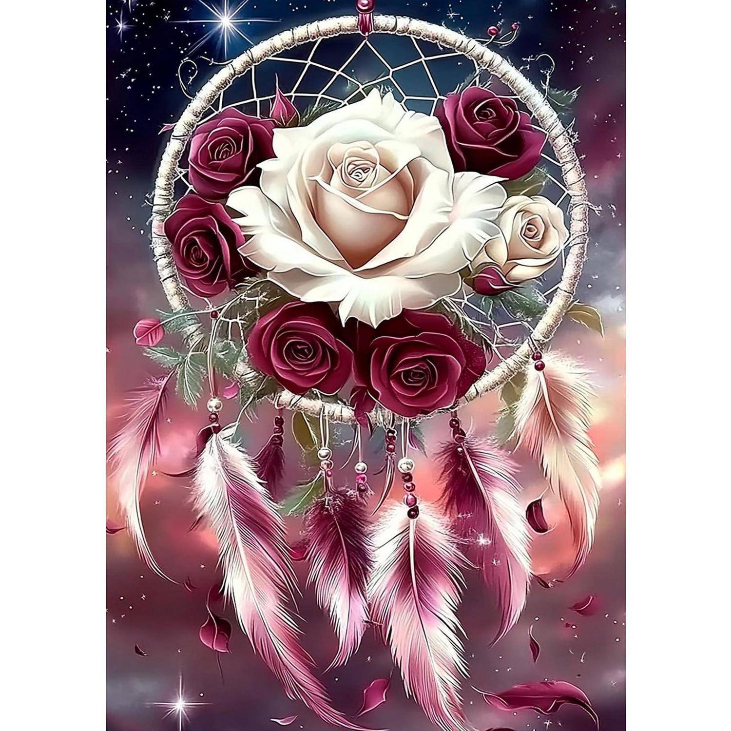 Ein dekorativer Traumfänger mit einer großen weißen Rose und kleineren roten Rosen, hängenden rosa Federn, vor einem Sternenhimmelhintergrund.