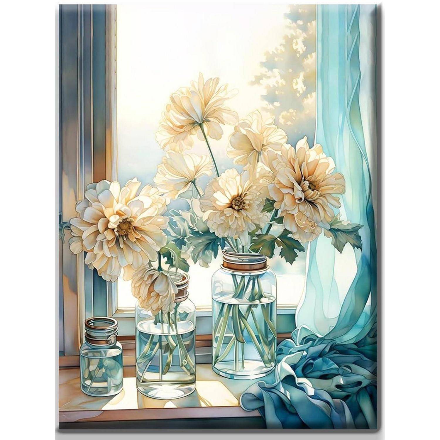 Sonnenbeschienenes Stillleben mit cremefarbenen Blumen in Glasgefäßen auf einer Fensterbank, mit blauen durchsichtigen Vorhängen und daneben drapiertem Stoff.