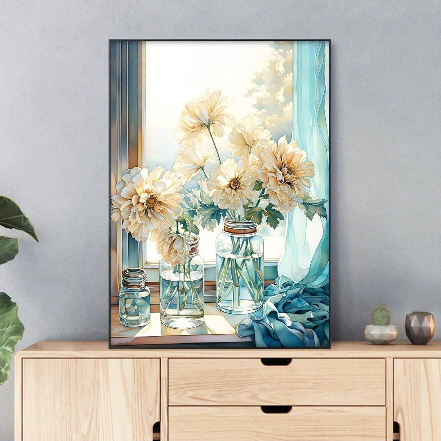 Gerahmtes Blumenstillleben-Gemälde mit cremefarbenen Blüten in Glaskrügen auf einem Schrank, mit blauem Tuch und weichem Fensterlicht.