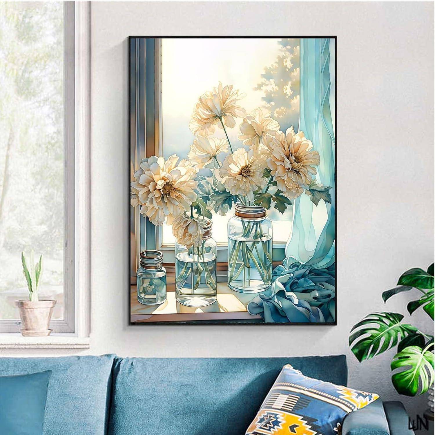 Gerahmtes Blumenstilllebenbild über einem blauen Sofa, das cremefarbene Blumen in Glasvasen an einem sonnigen Fenster mit grünen Vorhängen zeigt.