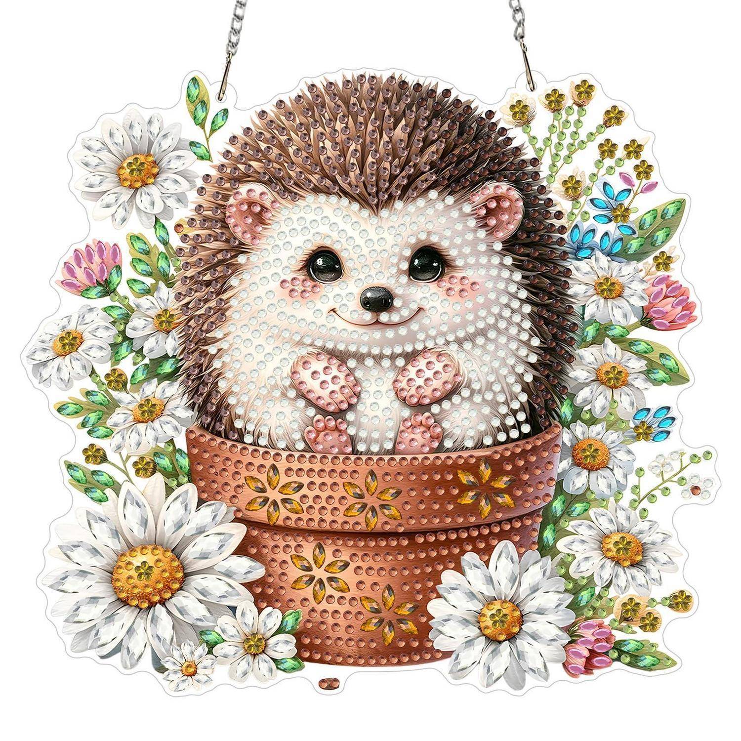 Ein niedliches Igel, das aus einem Kupfertopf spitzt, umgeben von weißen Gänseblümchen und farbenfrohen Blüten, hängend als dekorative Kunst.