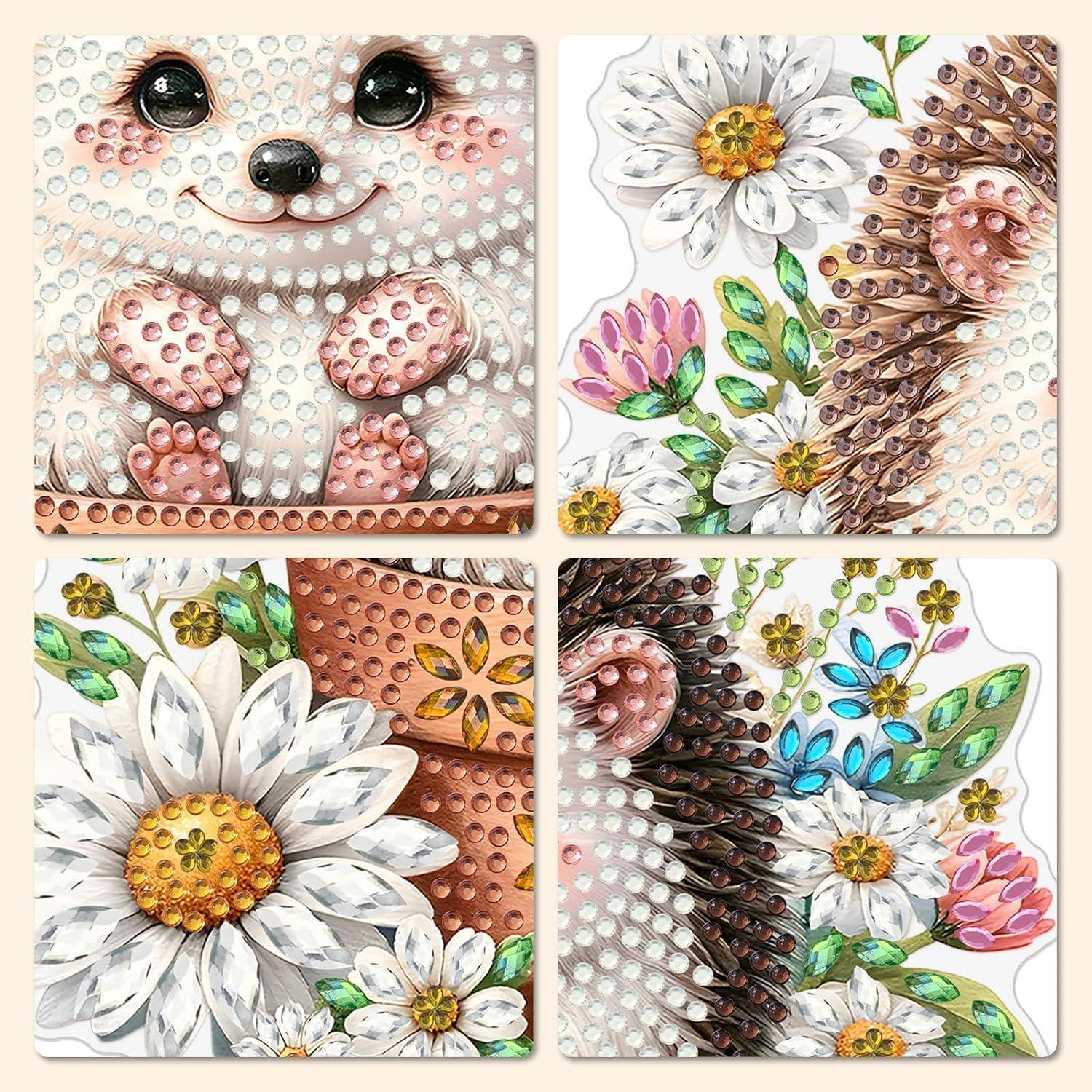 Vier Diamond-Art-Designs mit Tier- und Blumenmotiven in Pastelltönen, darunter ein Bärengicht mit Pfotenbdrücken, funkelnden Blumen und Blättern.