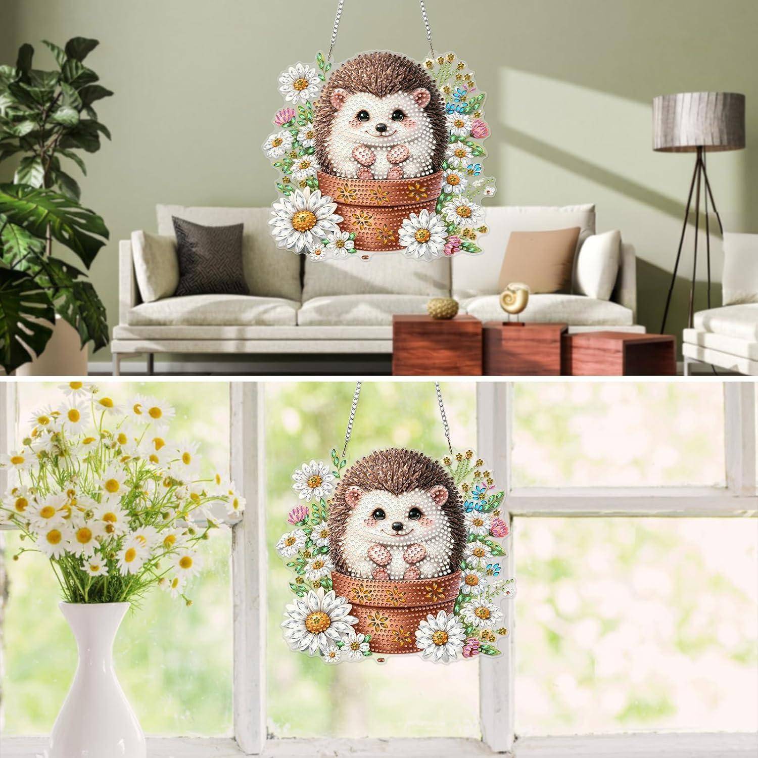 Ein hängender Igel-Blumenkübel als Dekoration mit Blumen, gezeigt in einem Wohnzimmer und an einem hellen Fenster.