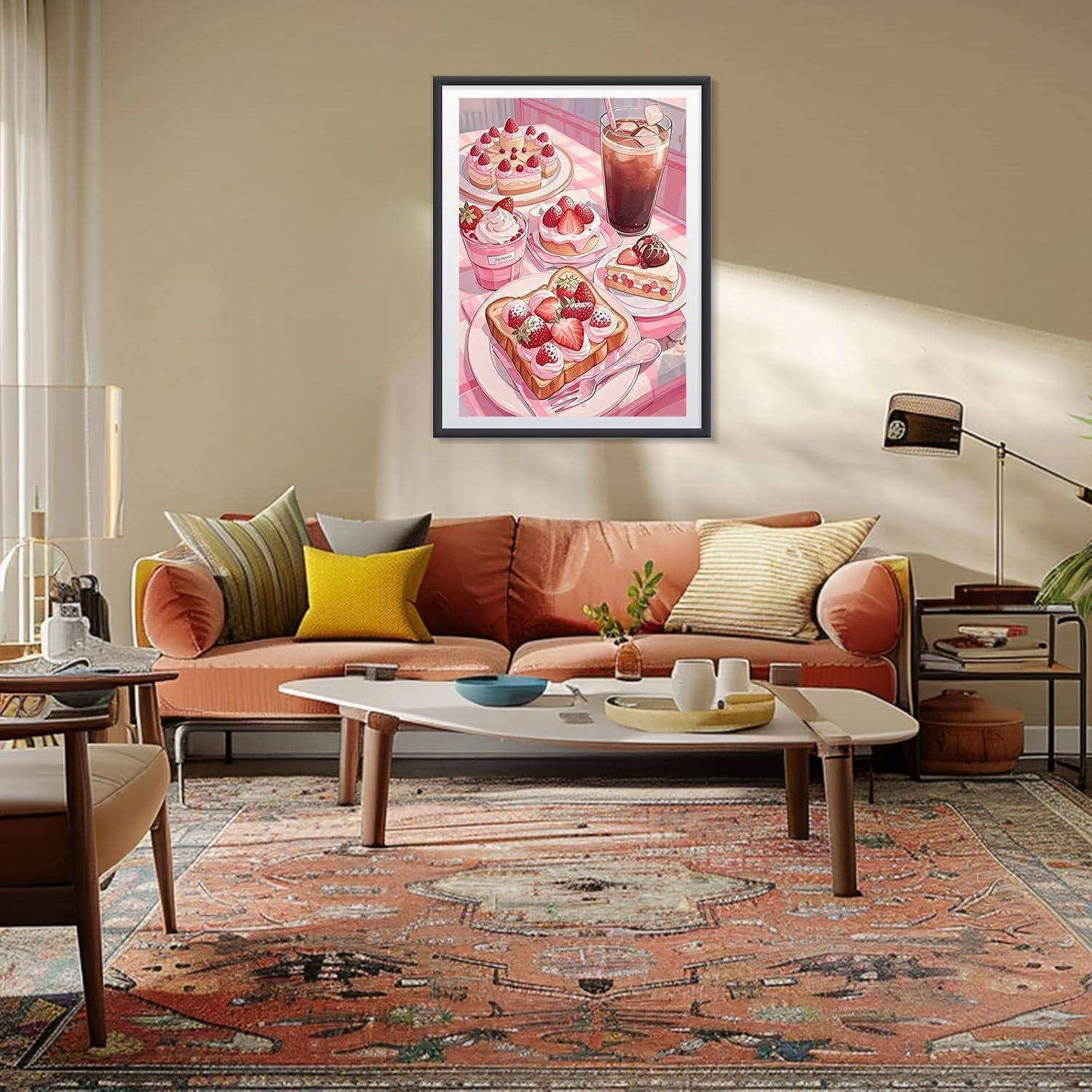 Modernes Wohnzimmer mit einem orangefarbenen Sofa, Couchtisch, gemustertem Teppich und einer Stehlampe, zentriert auf einem gerahmten Dessertgemälde über dem Sofa.