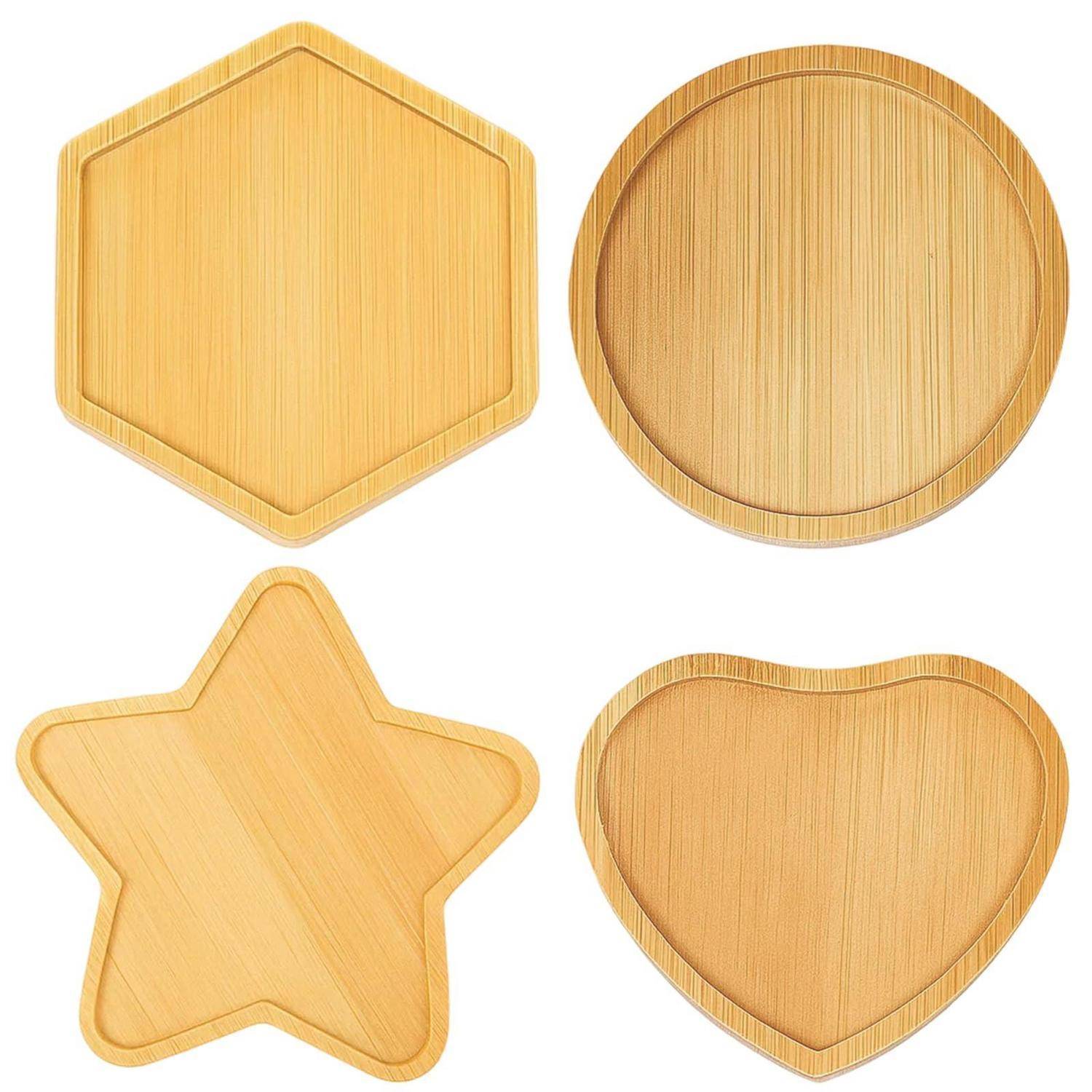 Vier hölzerne Serviertabletts in Hexagon-, Kreis-, Stern- und Herzformen auf weißem Hintergrund.