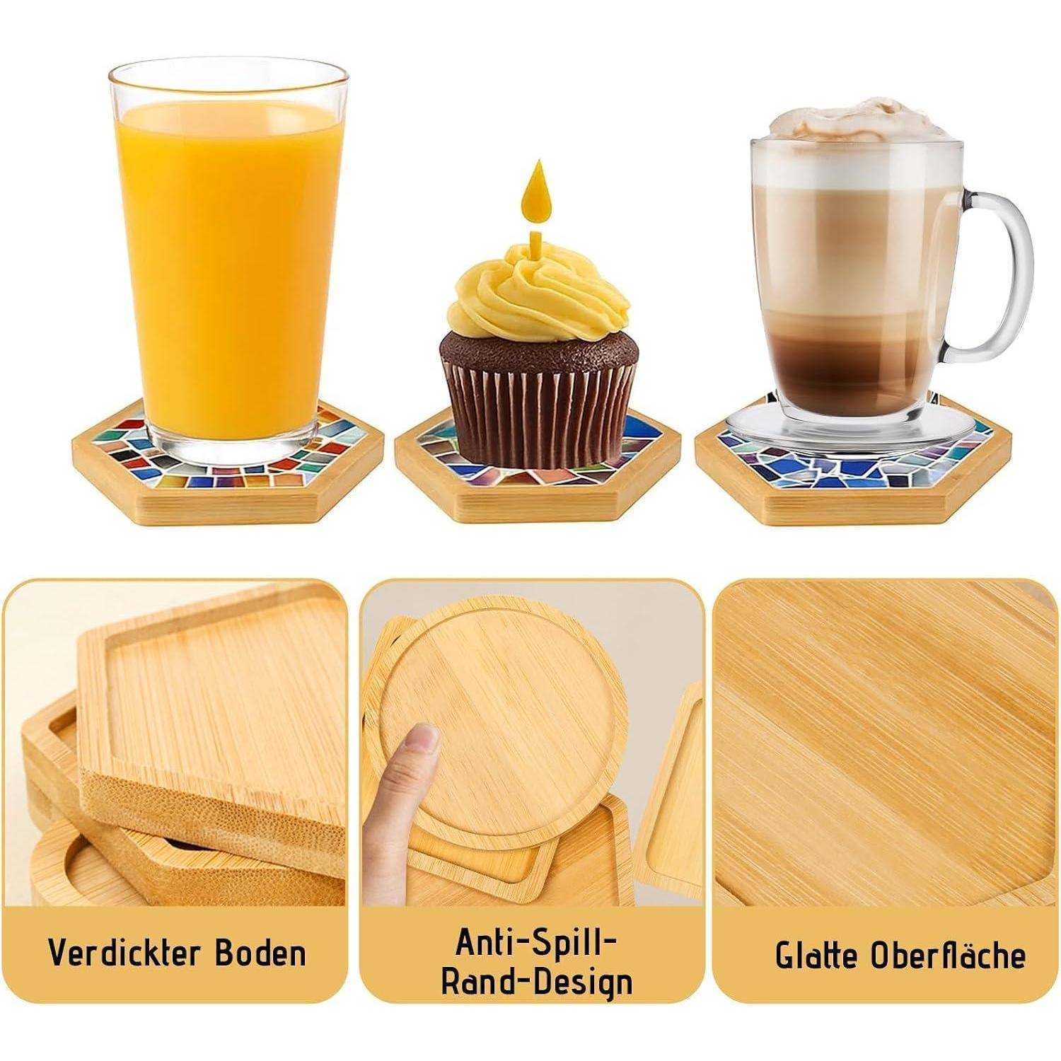 Abgebildetes Produktfoto von hölzernen sechseckigen Untersetzen mit Mosaiken, gezeigt unter einem Saftglas, einem Cupcake und einem Latte; Beschriftungen heben die dicke Basis, den Anti-Spill-Rand und die glatte Oberfläche hervor.