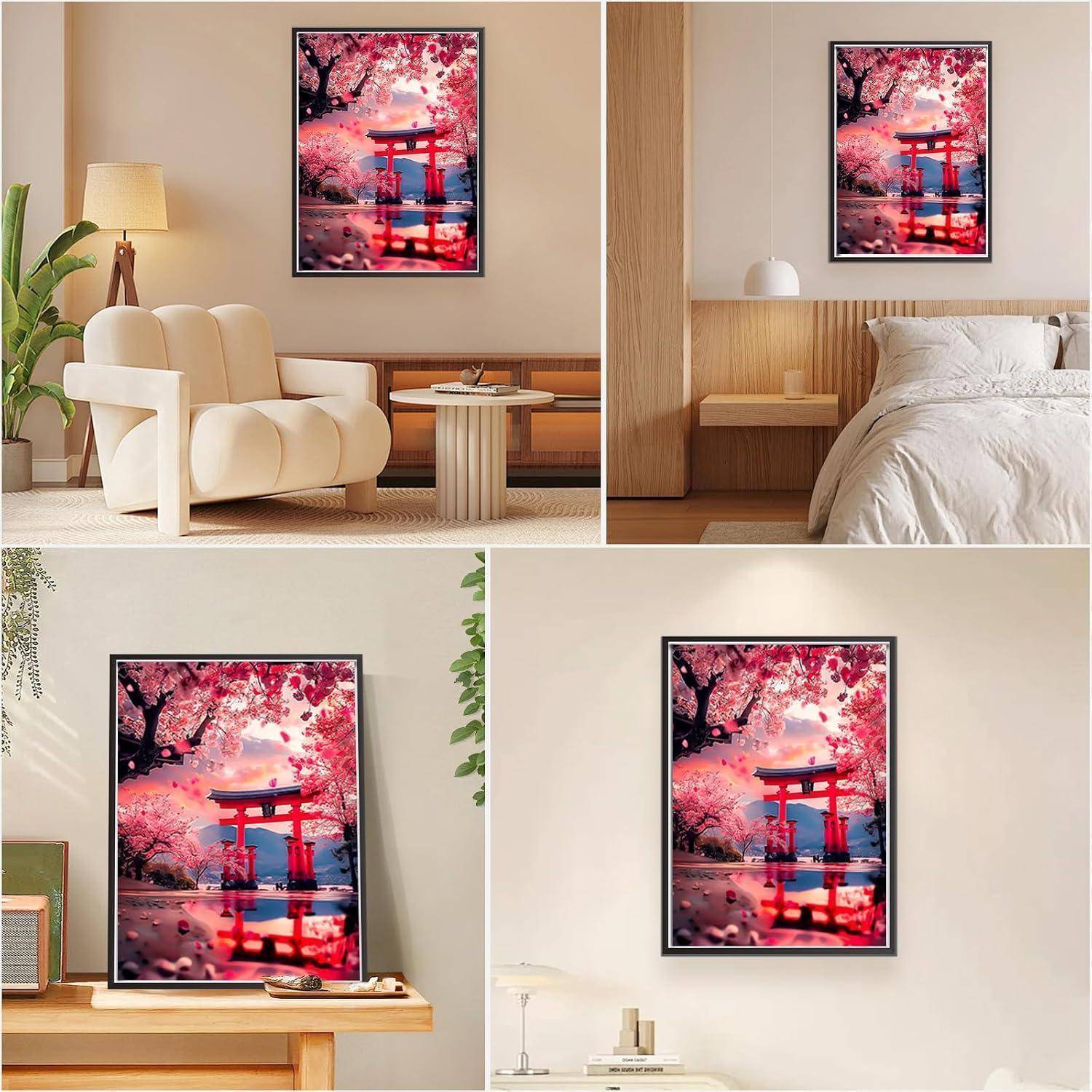 Vier Innenräume mit demselben gerahmten Kunstwerk eines Kirschblüten-Torii-Tors über einem Sofa, Bett, Schreibtisch oder Regal als Wanddekoration.