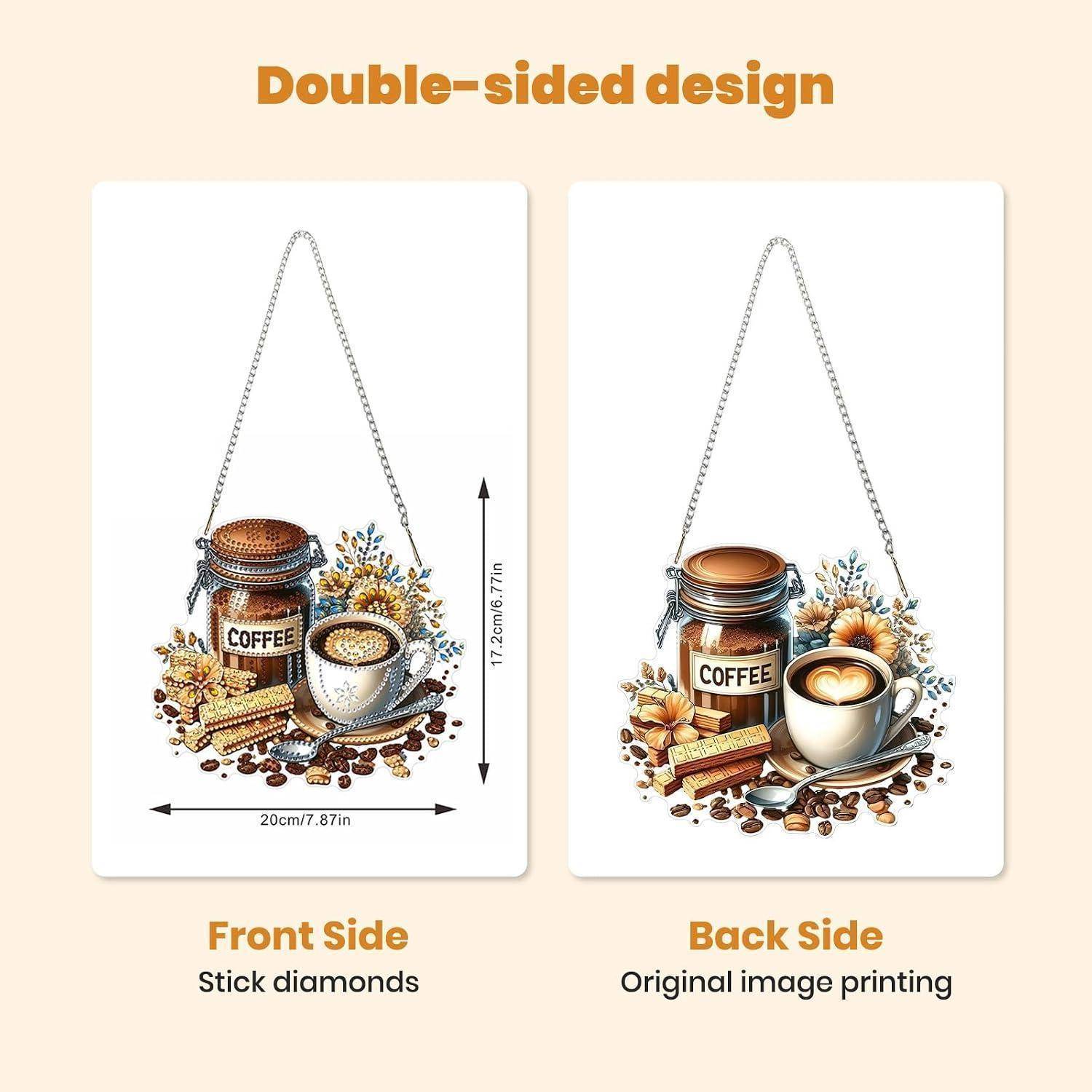 Doppelseitiges, kaffee-themed Hängdekoration, vorne und hinten abgebildet: Vorderseite mit Strasssteinen, Rückseite mit originalem Bilddruckverfahren; Größe 20 x 17 cm.