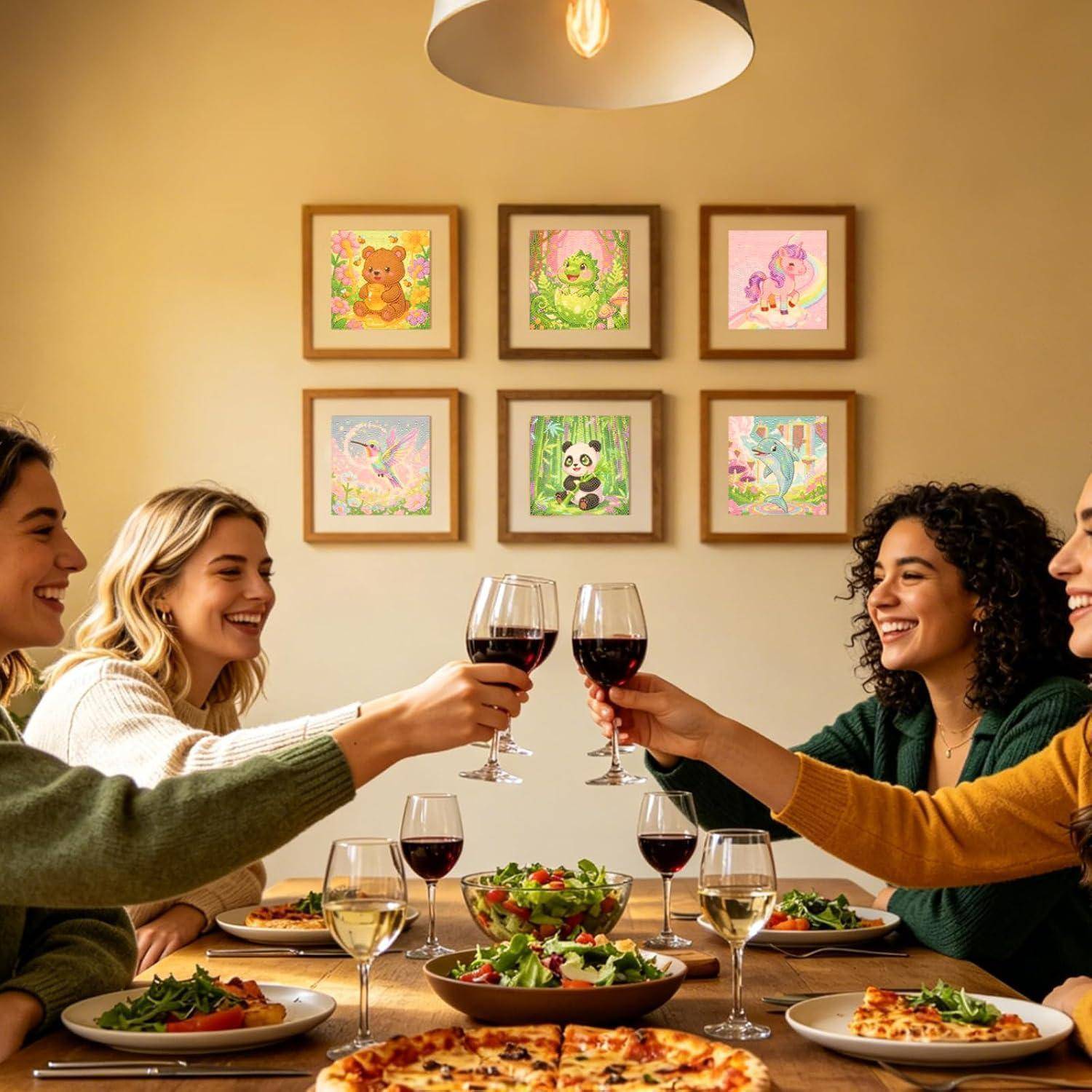 Vier Frauen teilen eine Mahlzeit an einem Esstisch, stoßen mit Rotwein an in einem warm beleuchteten Raum mit gerahmten Tierzeichnungen an der Wand.