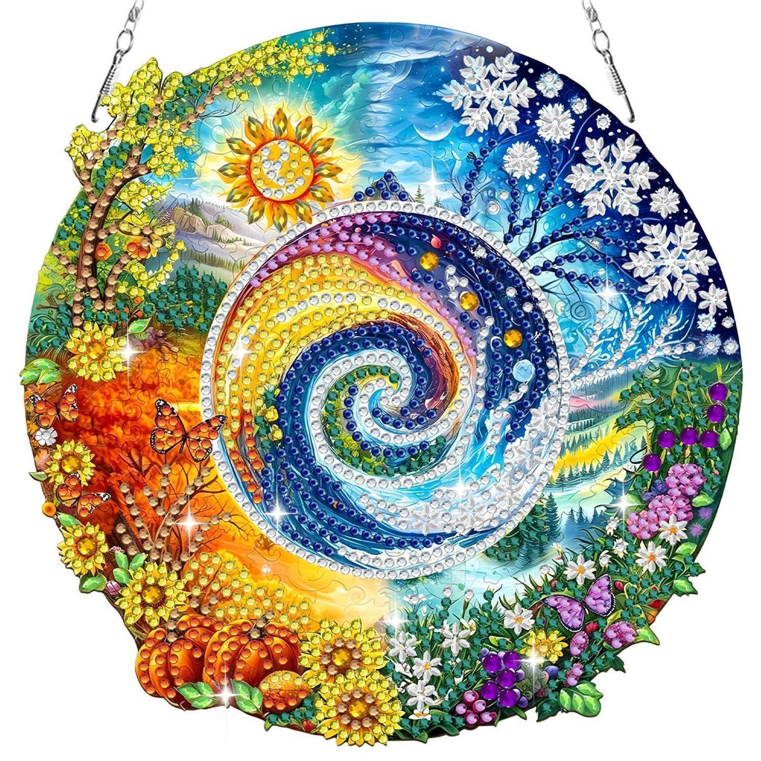 Kreisförmiger dekorativer Anhänger mit einer farbenfrohen Spirale aus Sonne, Mond, Blumen, Schmetterlingen und Landschaftsmotiven nach den Jahreszeiten, an Ketten hängend.