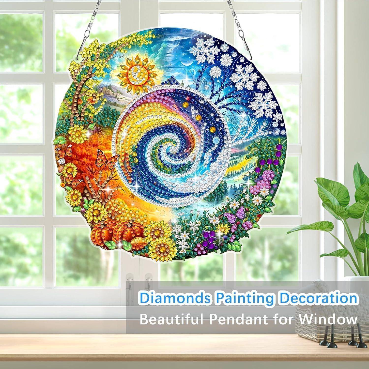 Buntes kreisförmiges Diamond-Painting-Fenster mit spiralförmigem Regenbogendesign und Blumen, das als dekorative Dekoration in einem Fenster hängt.