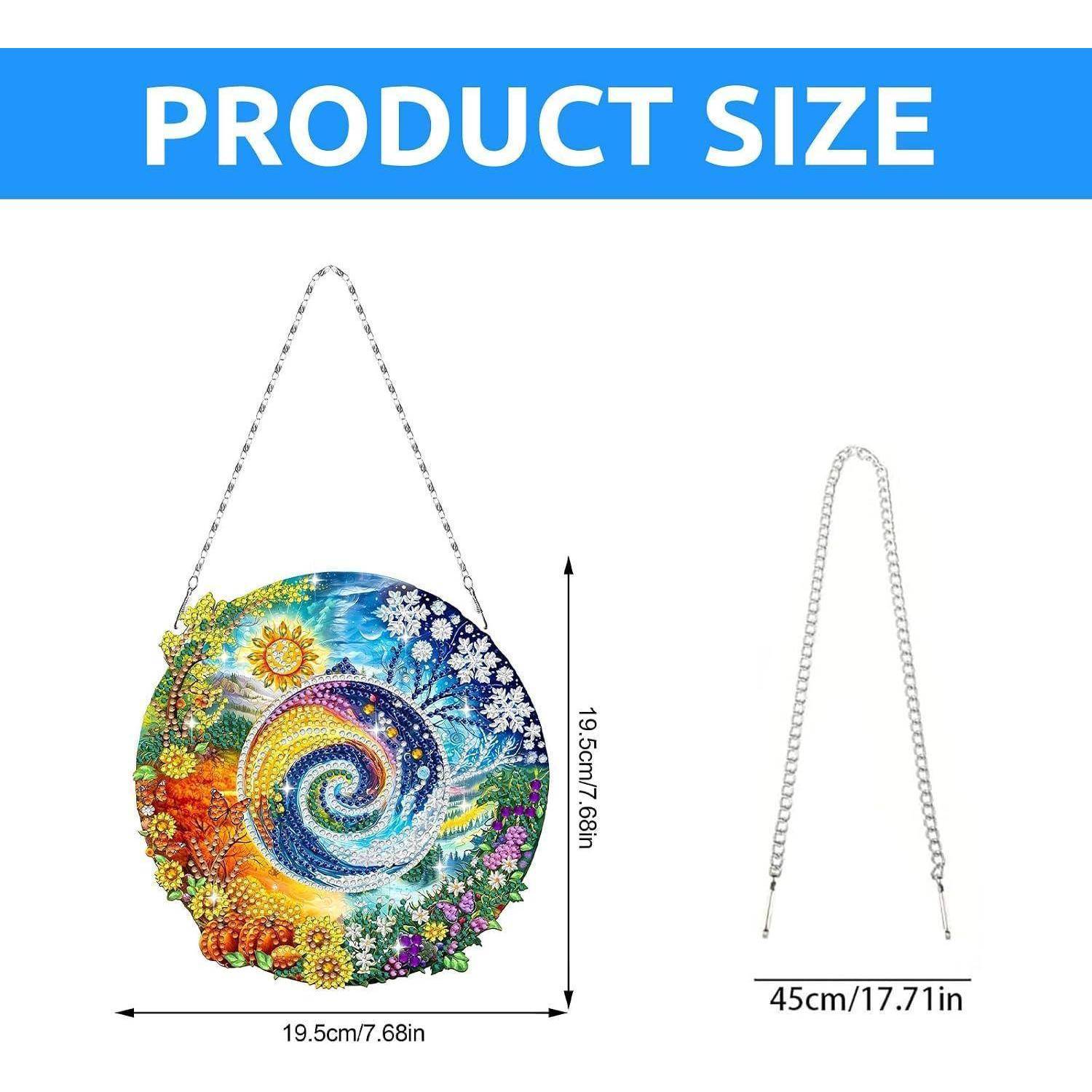 Produktgrößendiagramm mit einer runden, bunten Perlenhandtasche mit Kettengurt, Maße: 19,5 cm Breite mal 19,5 cm Höhe; Riemenlänge beträgt 45 cm.