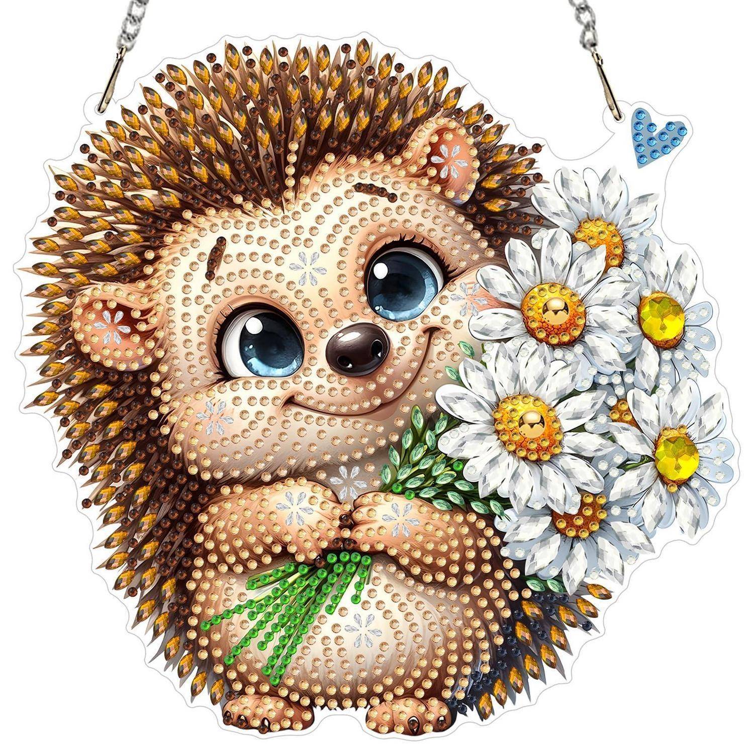 Glitzernde Igel-Verzierung mit blauen Augen, die einen Strauß aus weißen Gänseblümchen und grünen Blättern hält, zum Aufhängen an einer Kette.