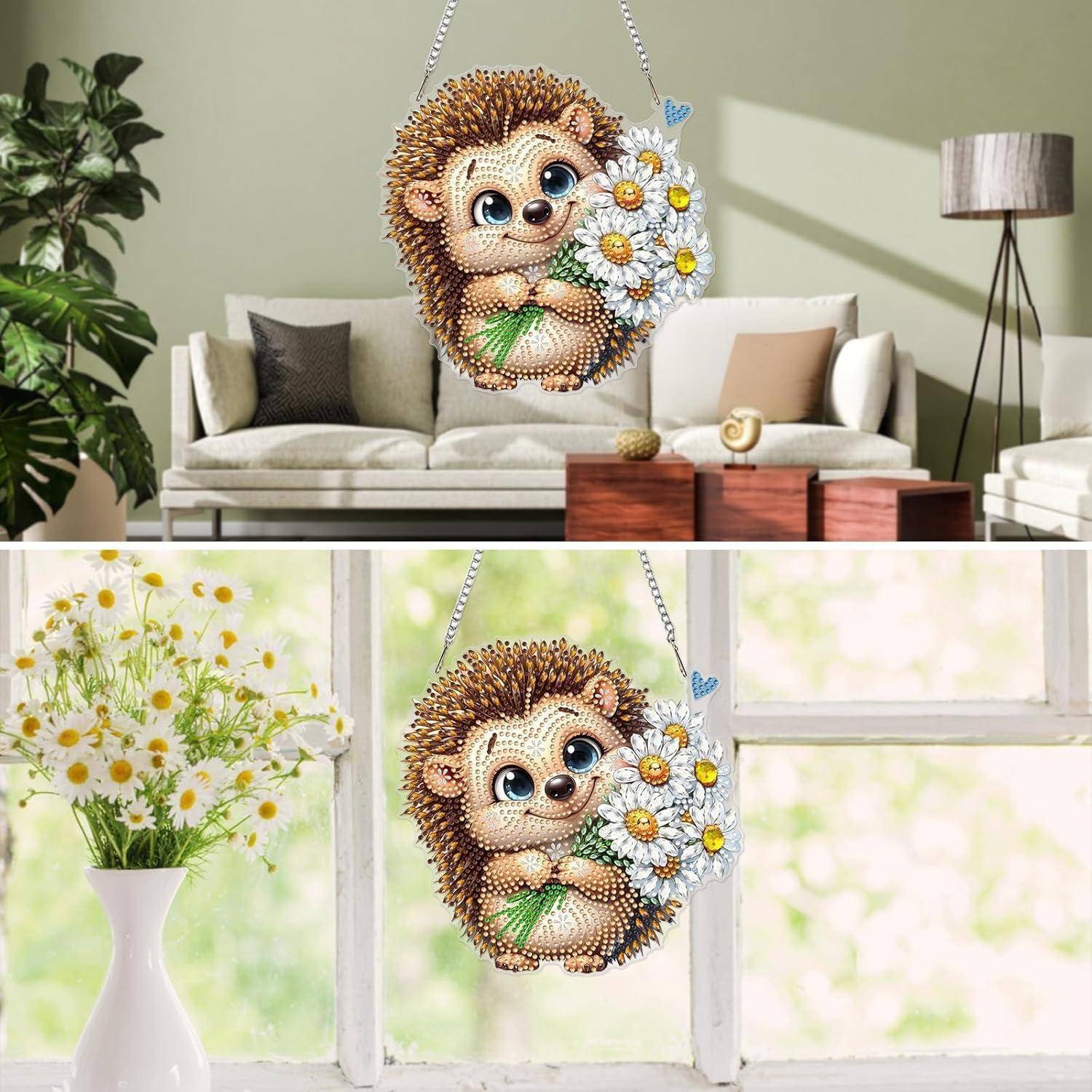 Wandbehang aus Perlen in Form eines Igels mit Gänseblümchen, gezeigt als dekorative Einrichtung in einem hellen Wohnzimmer und in einer Fenstereinstellung.