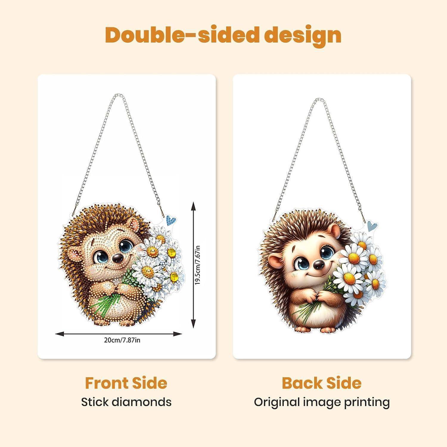 Produktgrafik mit doppelseitigem Hänge-Igel-Dekorationen: Vorderseite mit Stoff-Diamanten, Rückseite zeigt Originaldruck-Bild, mit Größe 20cm x 15cm.