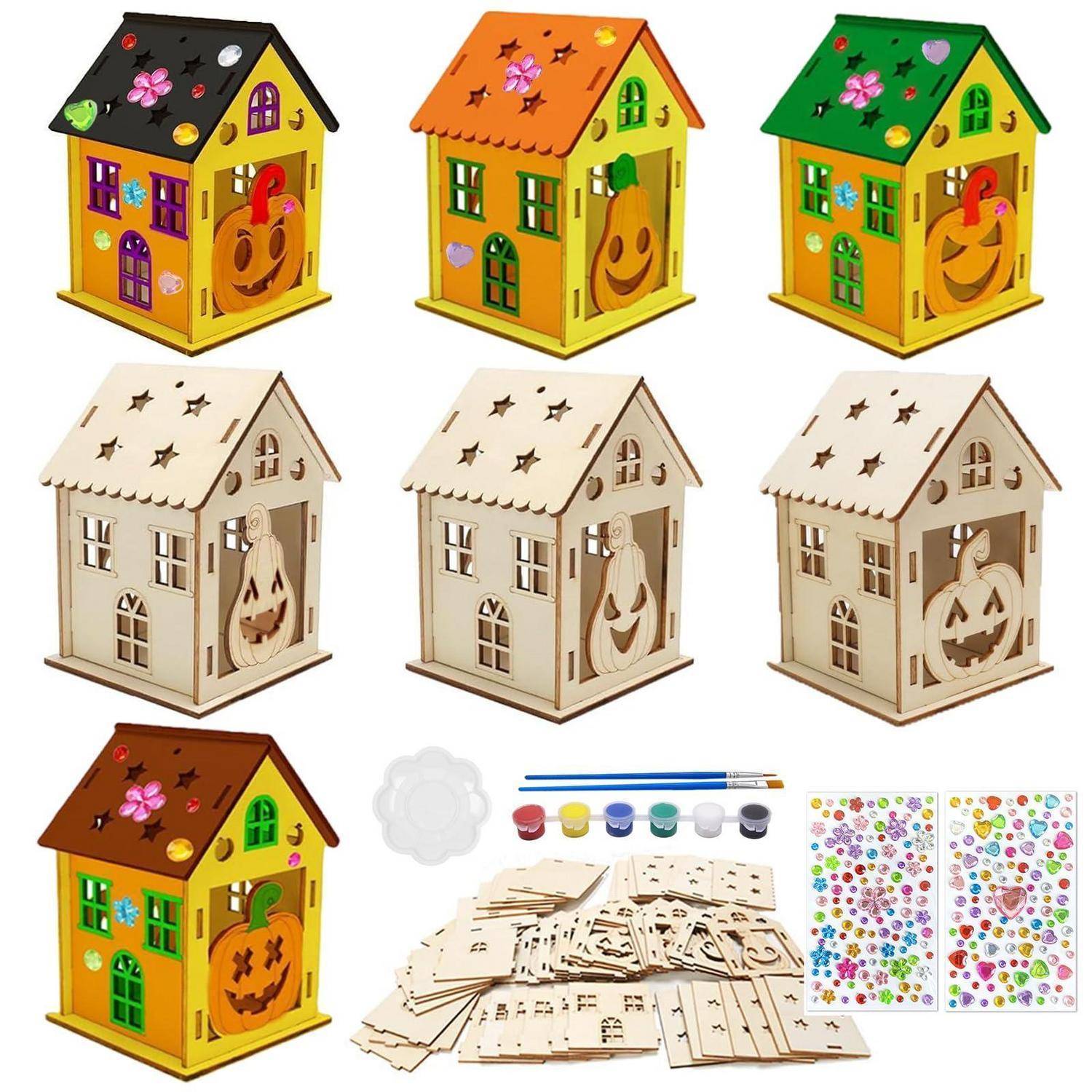 Collage aus Holz-Halloween-Laternen-Häuser-Bausätzen in verschiedenen Farben und unvollendete Teile, mit Kürbis- und Geisterausschnitten und Aufklebersheets.