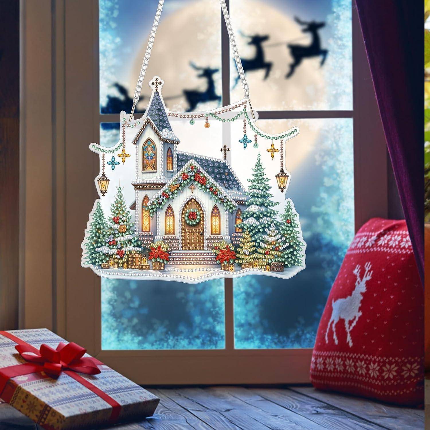 Ein festlicher Hausschmuck hängt in einem Fenster über einem eingewickelten Geschenk und einer roten Geschenktasche, mit schneebedeckten Bäumen und Weihnachtsmanns Schlitten als Silhouette draußen.