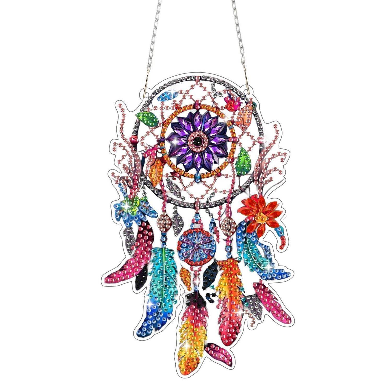 Farbenfrohe Traumfänger-Anhängerkette aus Perlen mit Feder-Charms und Blumenelementen an einer Kette vor weißem Hintergrund.