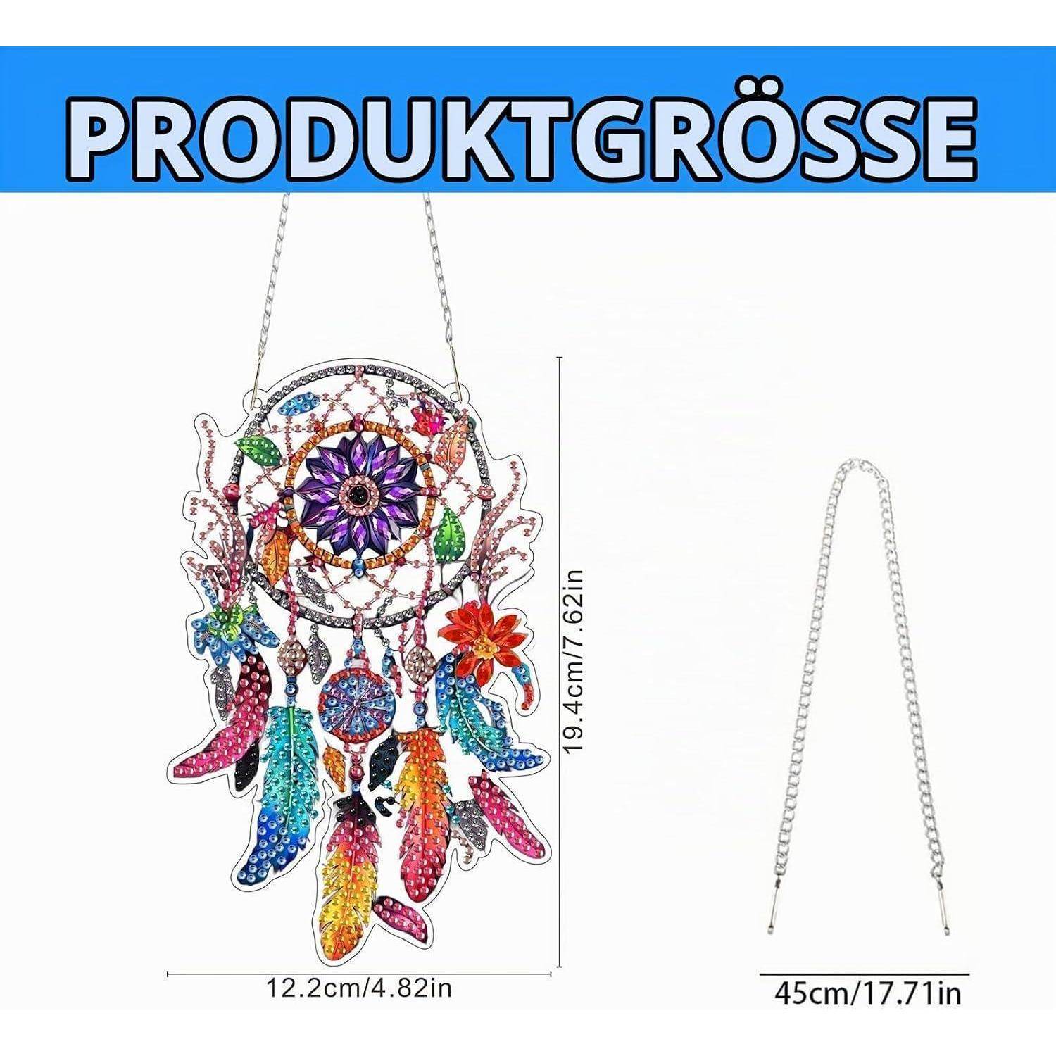 Abbildung zeigt die Produktgröße eines farbenfrohen Traumfänger-Halsketten-Anhängers mit den Maßen 19,4 cm x 12,2 cm und einer 45 cm langen Kette.