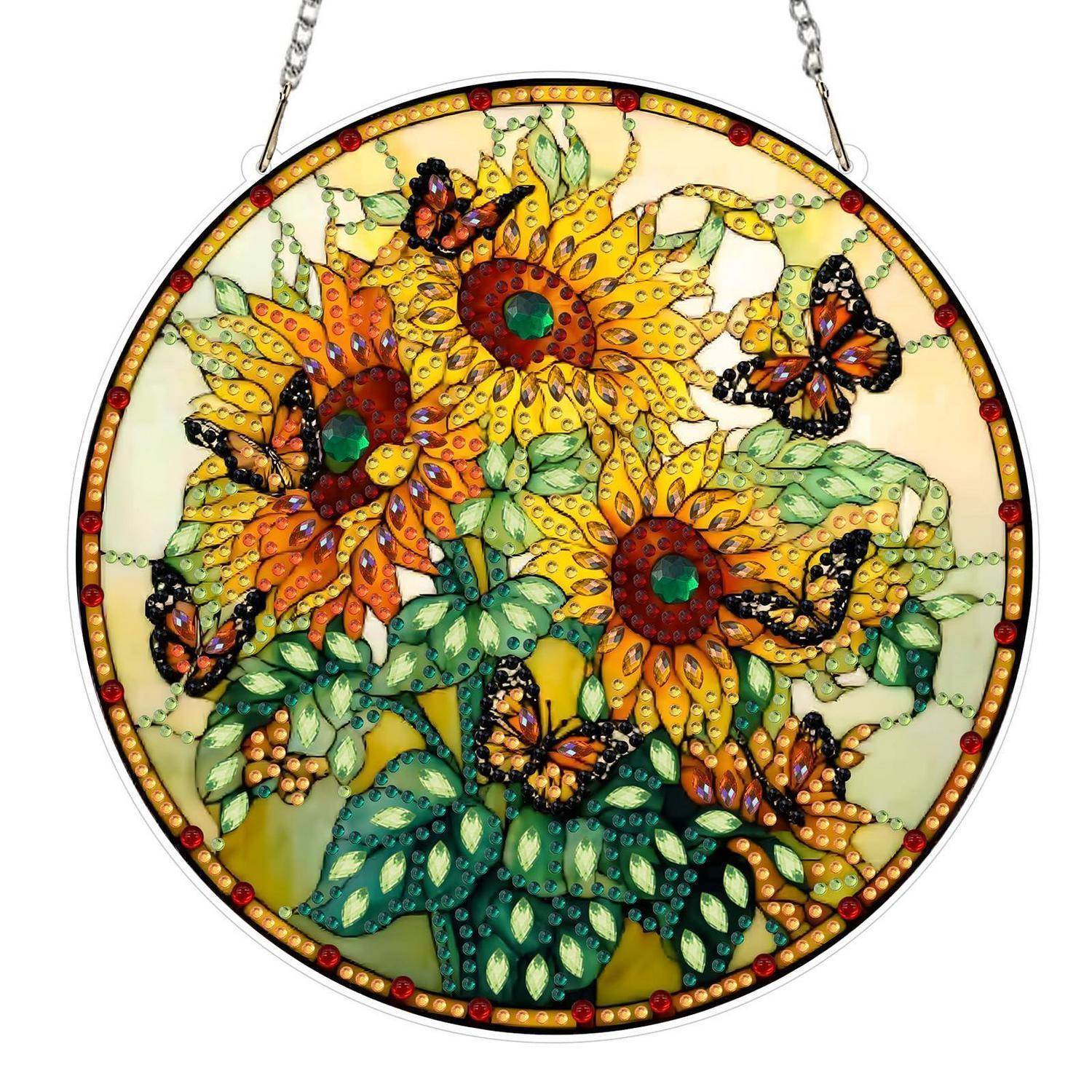 Rundes Wandbehang im Buntglasstil mit leuchtenden Sonnenblumen, grünen Blättern und orange-schwarzen Schmetterlingen, aufgehängt an Ketten.