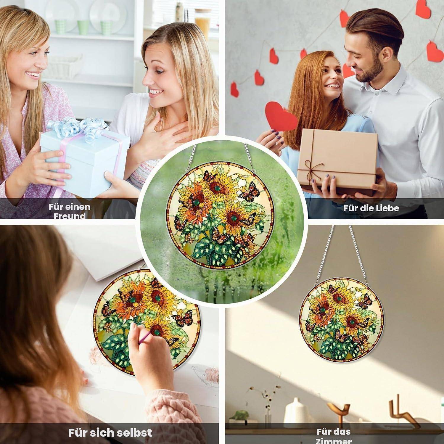 Collage mit einem Sonnenblumen-Bleiglasfenster-Sonnenfänger als Geschenk für einen Freund, aus Liebe, für sich selbst und für das Zuhause; ein Bild zeigt, wie es bemalt wird, und ein anderes zeigt es im Inneren aufgehängt.