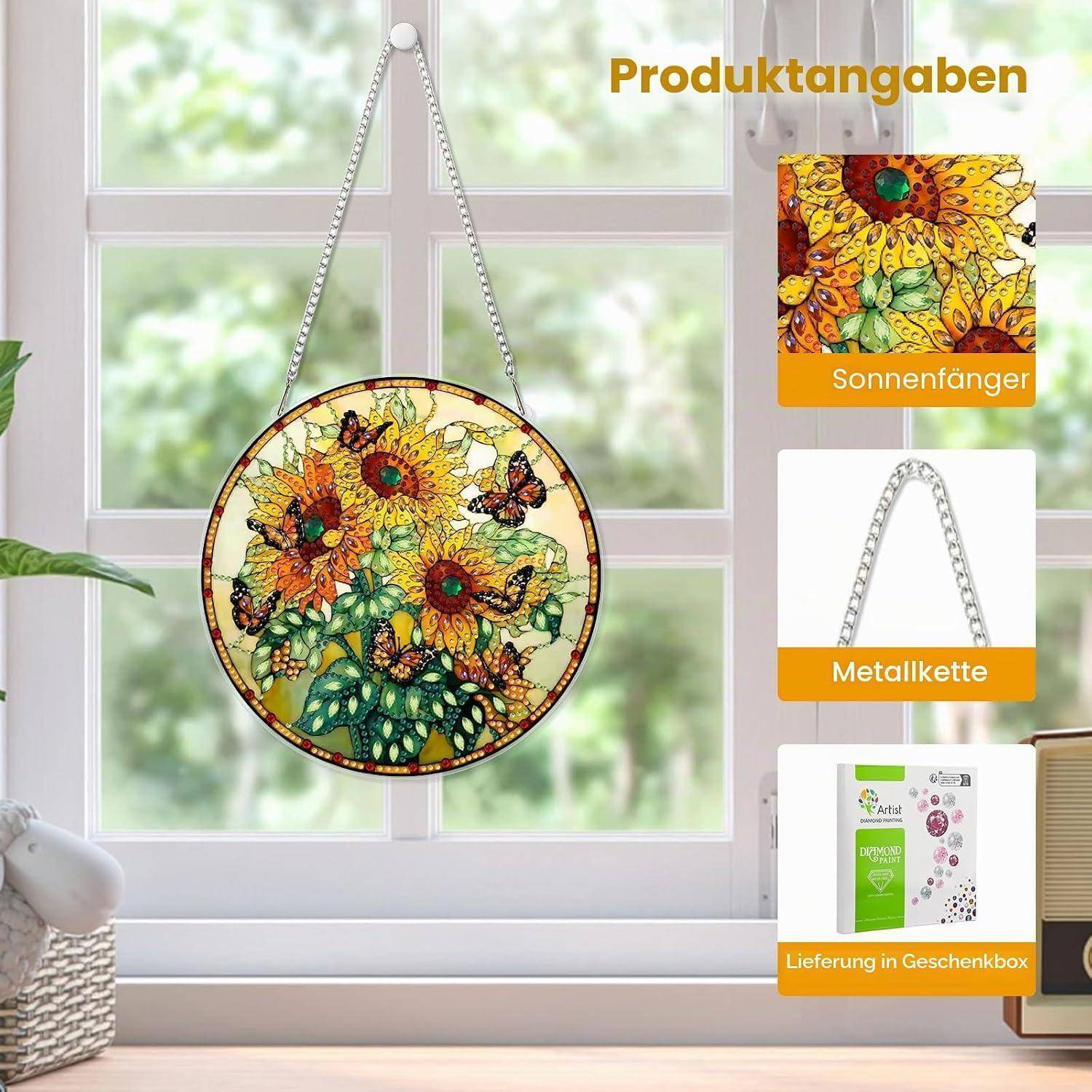 Runder Buntglas-Sonnenblumen-Fensteranhänger, der in einem Fenster hängt, mit Produktbeschriftungen, die das Design, die Metallkette und die Geschenkverpackung zeigen.