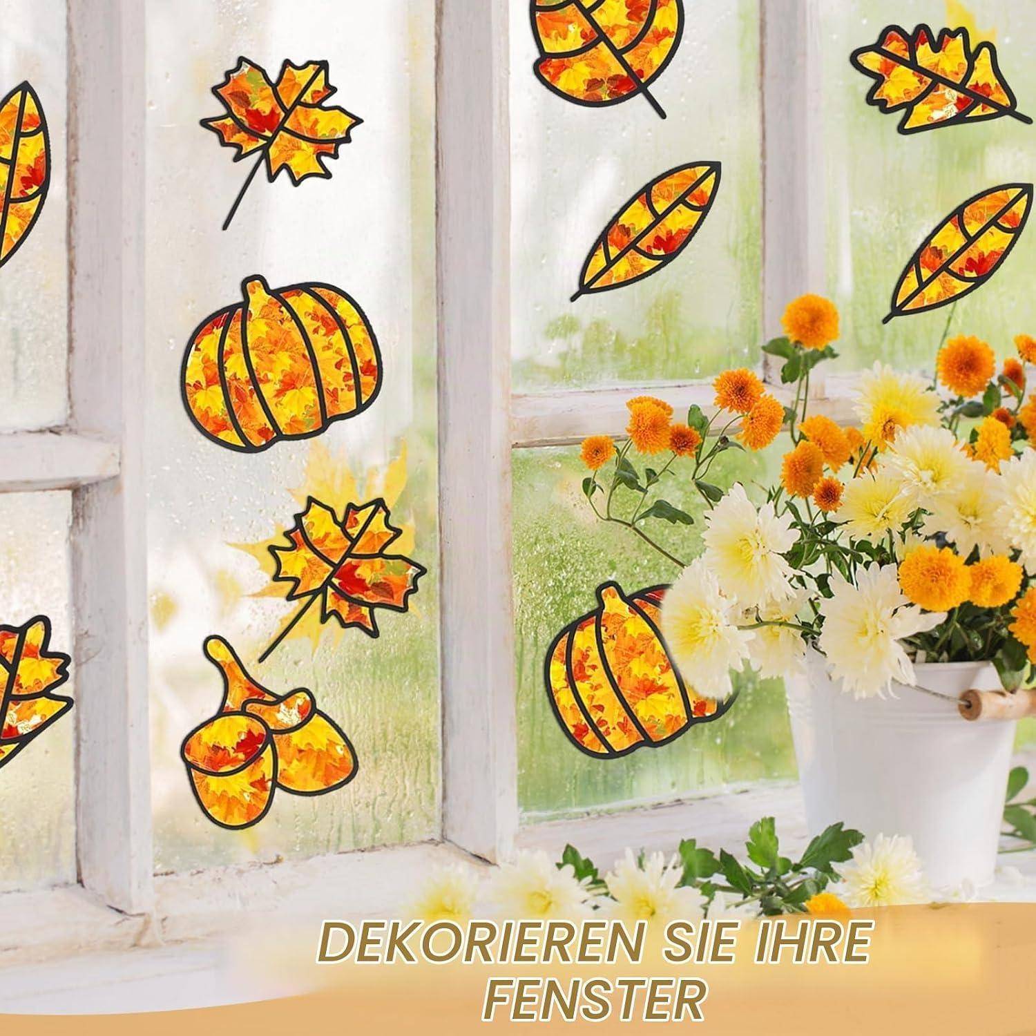 Herbstthematische Fensteraufkleber mit Kürbissen und Blättern dekorieren ein Fenster neben weißen und orangefarbenen Blumen, mit deutschem Text „DEKORIEREN SIE IHRE FENSTER