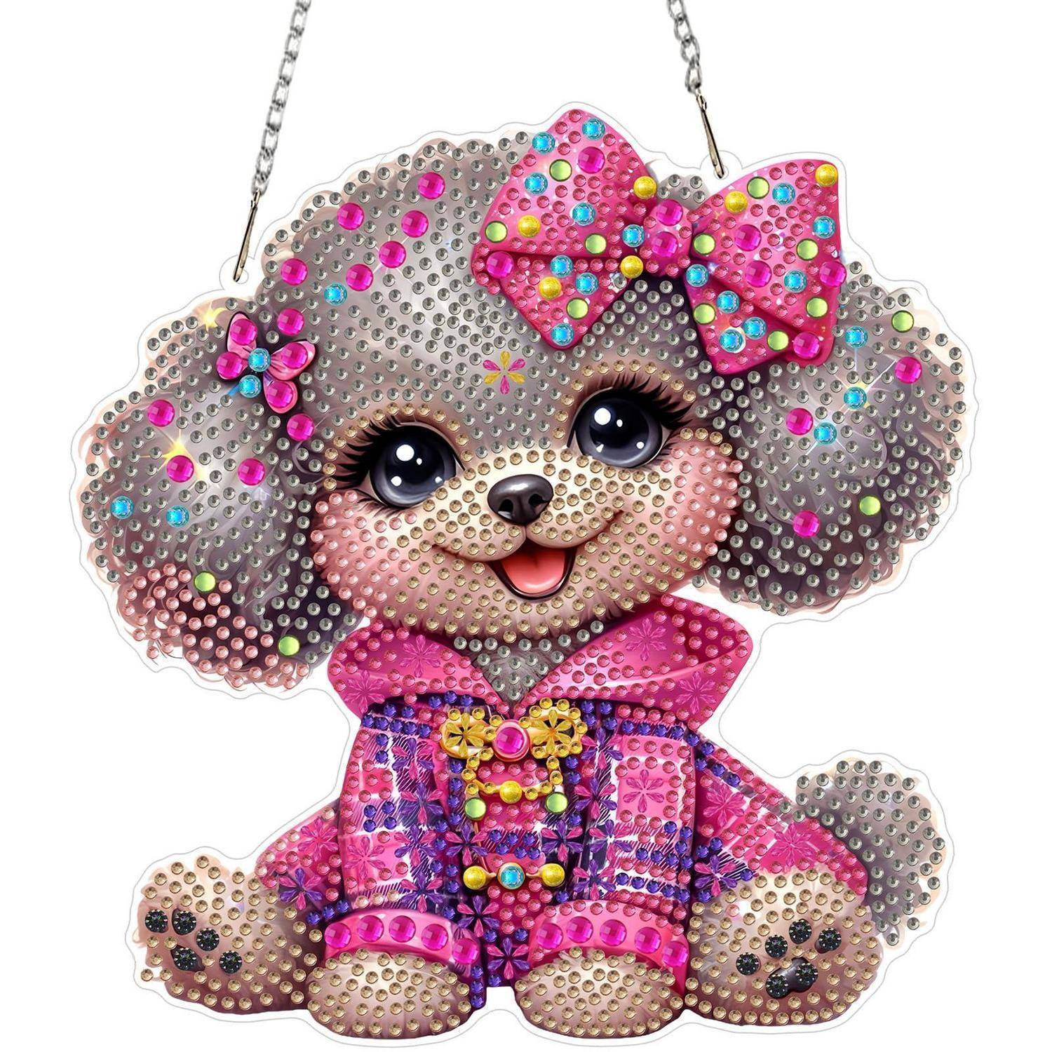 Ein niedlicher verzierter Welpen-Christbaumschmuck mit grauen Ohren, rosa Schleife und rosa Outfit hängt an Ketten.