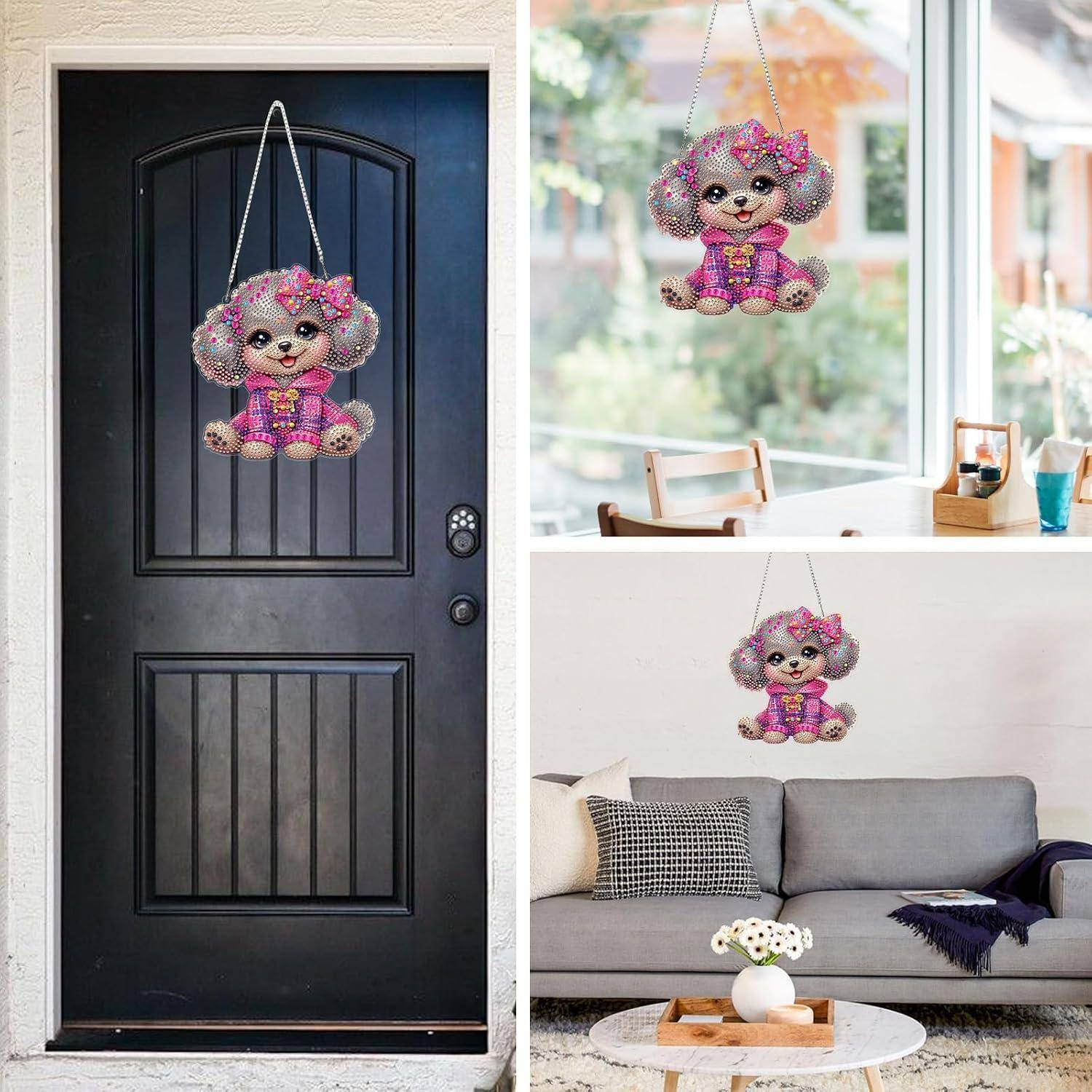 Eine dekorative Hängepuppenverzierung mit rosa Outfit und glitzerndem Haar, gezeigt an einer Haustür, in einem Fenster und über einem Sofa als verspieltes Innen- und Außendekoration.