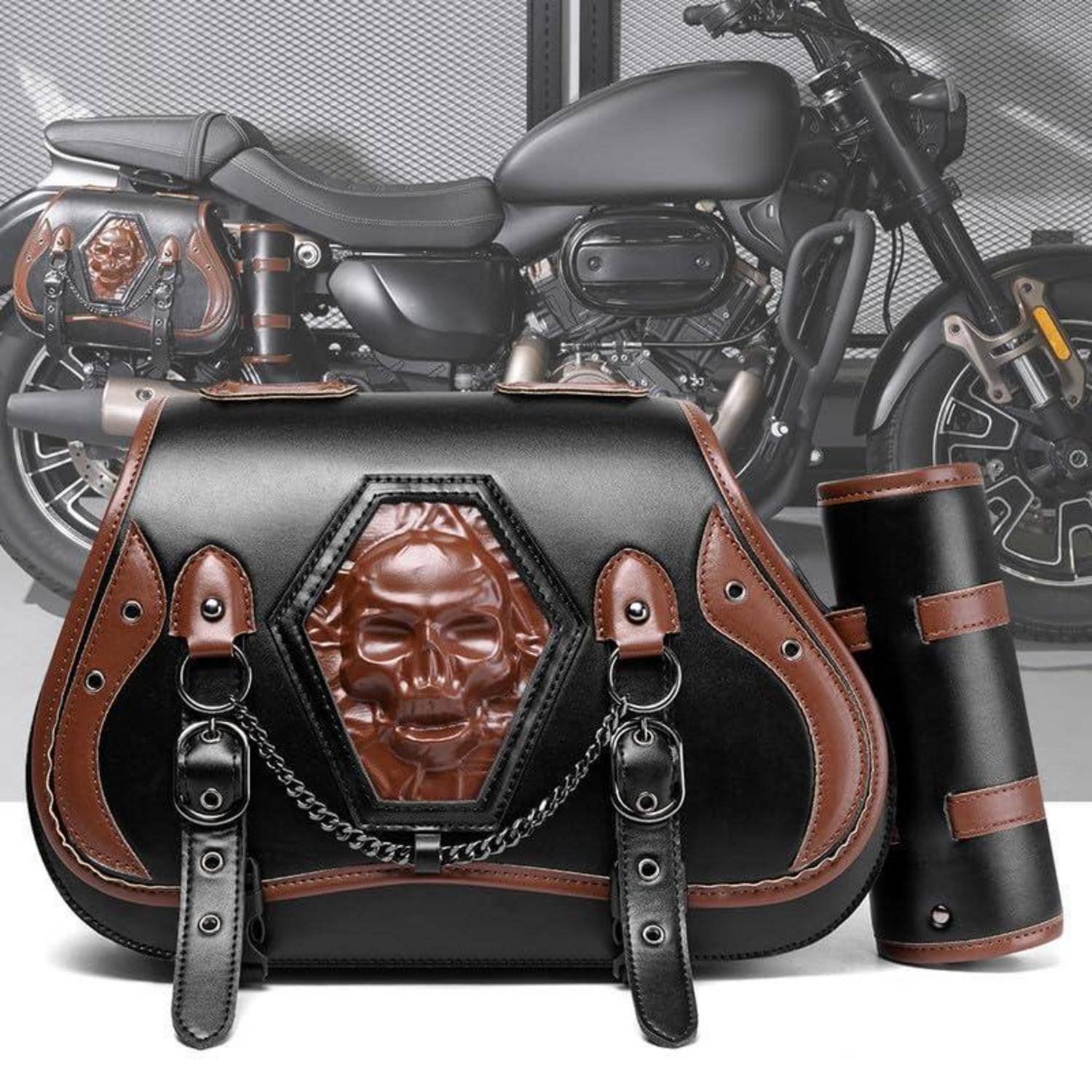 Leder-Motorrad-Satteltaschen und passende Rolltasche mit Totenkopf-Design, gezeigt vor einem schwarzen Motorrad.