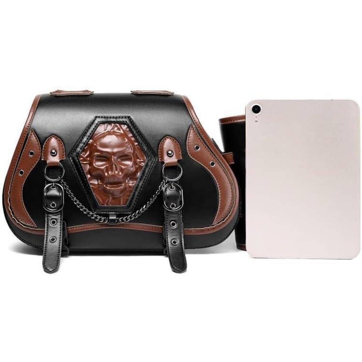 Schwarzbraune Ledertasche mit Totenkopf-Emblem und verschnallten vorderen Riemen, neben einem Tablet zur Größenvergleich gezeigt.