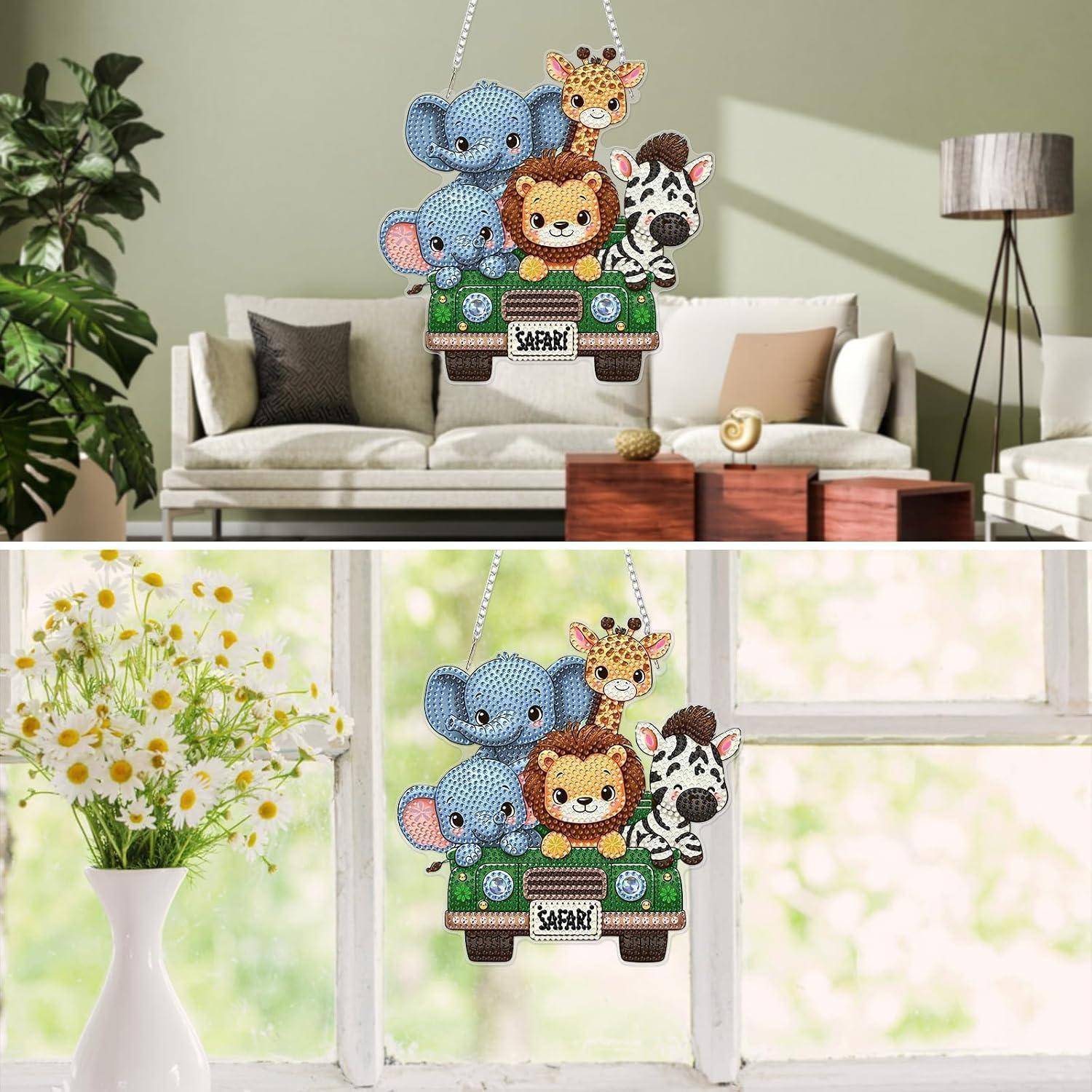 Farbenfrohe Safari-Wandkunst zum Aufhängen mit einem Elefanten, Löwen, einer Giraffe und einem Zebra in einem Jeep, gezeigt als Dekoration in einem Wohnzimmer und an einem Fenster.