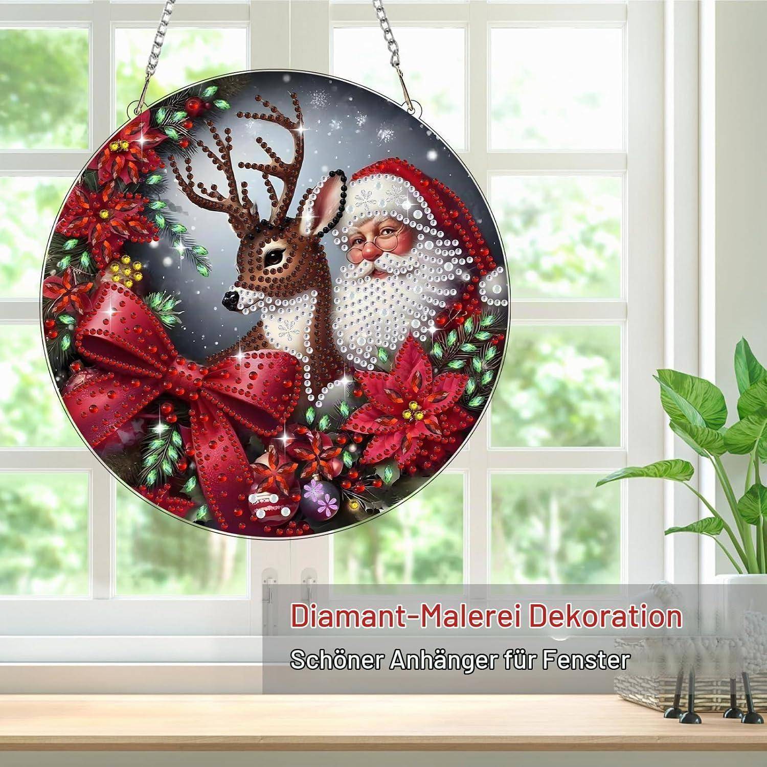 Rundes Diamantmalerei-Fensterornament, das den Weihnachtsmann und ein Rentier mit roten Weihnachtssternen und einer Schleife zeigt; deutscher Text lautet „Diamant-Malerei Dekoration" und „Schöner Anhänger für Fenster"".