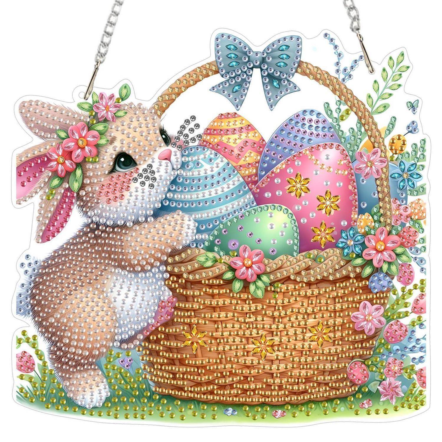 Eine Osterndekoration aus Perlen mit einem Hasen neben einem Korb voller verzierter Eier und Blumen, mit einer blauen Schleife und einer Hängekette.