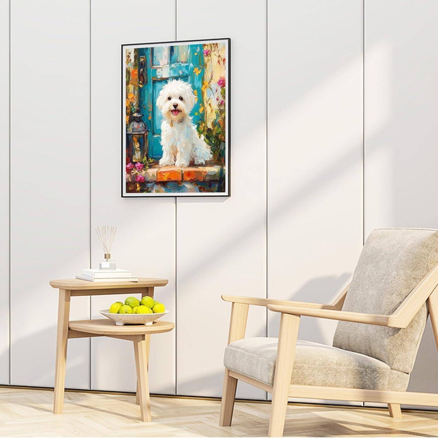Helles Wohnzimmer mit einem gerahmten Gemälde eines weißen flauschigen Hundes über einem kleinen Beistelltisch und einem beigefarbenen Sessel.