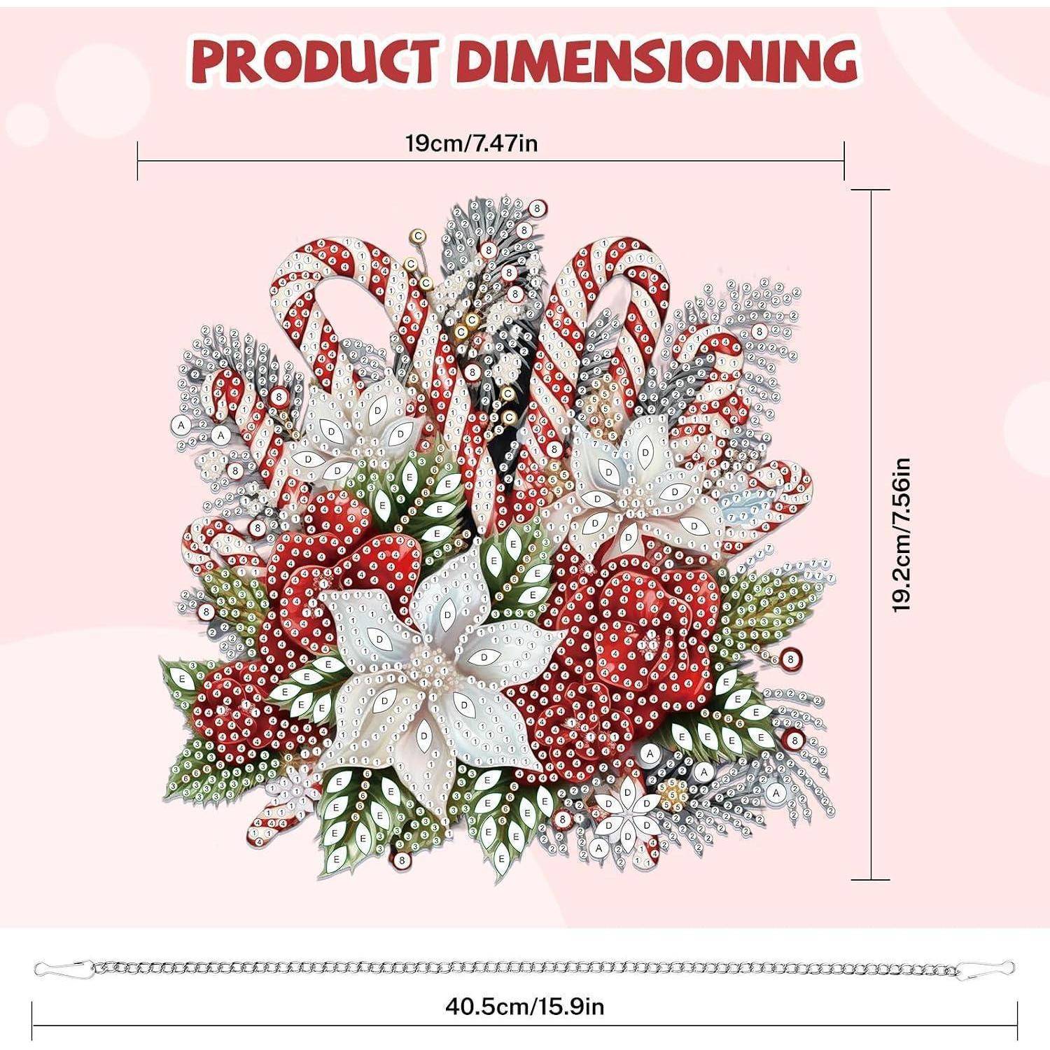 Produktdimensionierungsdiagramm, das ein perlenbehangtes Blumenzierrat mit Zuckerstangen-Akzenten zeigt, mit Abmessungen von 19 cm × 19,2 cm; die Kettenlänge beträgt 40,5 cm.