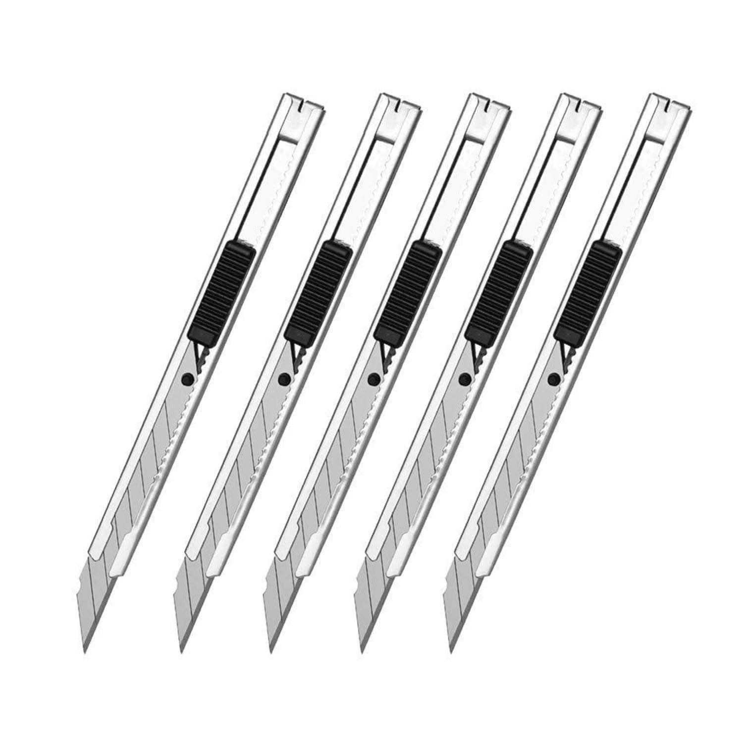 Fünf Universalmesser diagonal auf weißem Hintergrund angeordnet, jeweils mit einer ausgefahrenen Abbruchklinge und schwarzem Griffschieber.