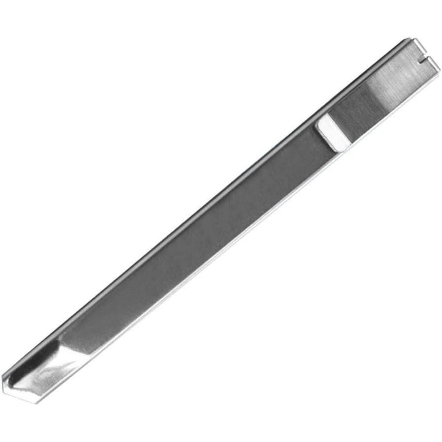 Einzelne silberne Metallpinzette auf weißem Hintergrund, diagonal angewinkelt.