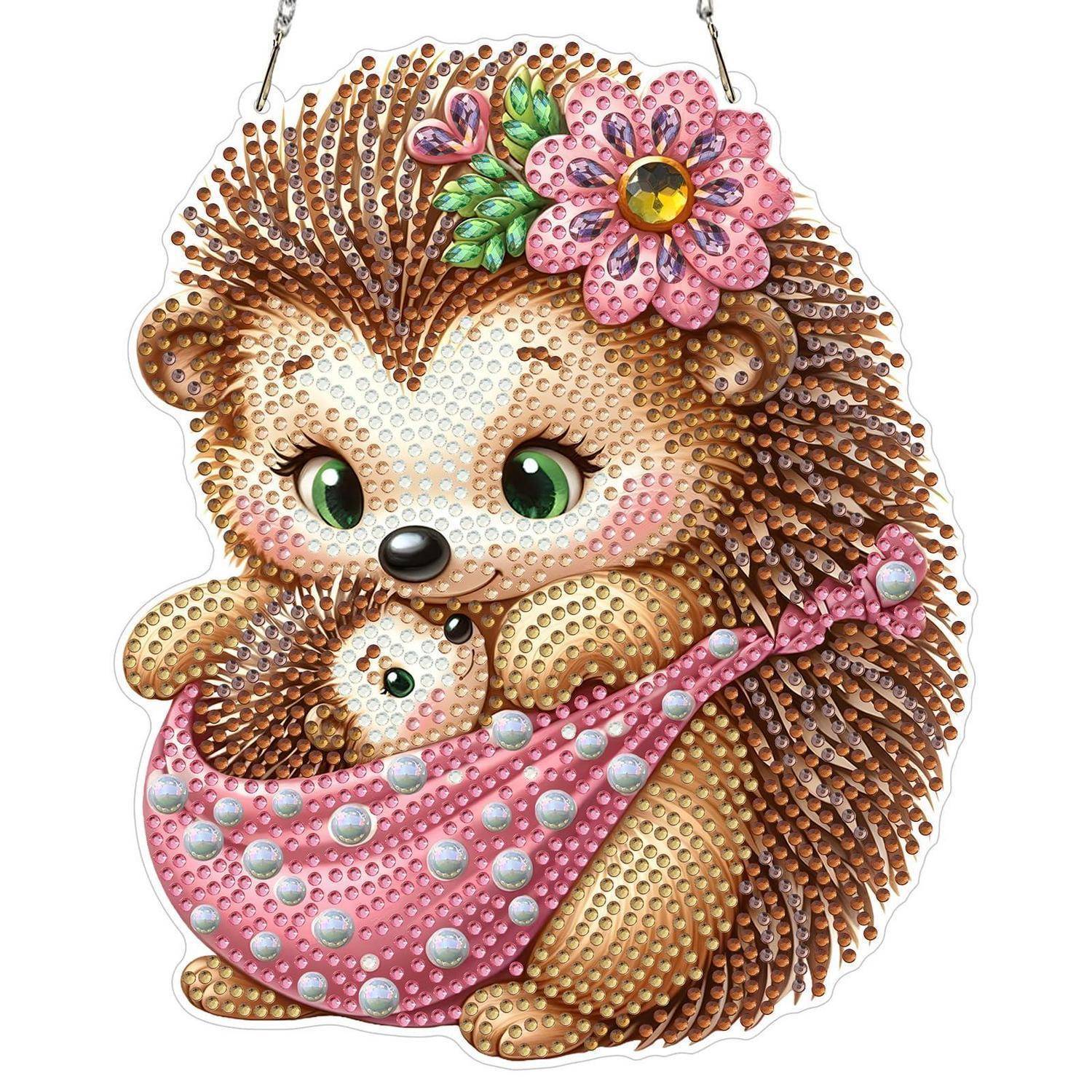 Süße Igel-Figur, die einen kleineren Igel hält, verziert mit rosa Blüten und einem rosa gepunkteten Schal.