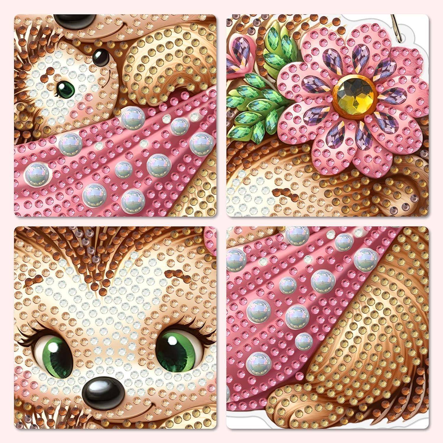 Vier Nahaufnahmen eines Strass-Mosaiks, das ein niedliches Hundegesicht und eine rosa Blume mit juwelenbesetzten Blütenblättern auf goldenem und rosa Hintergrund zeigt.