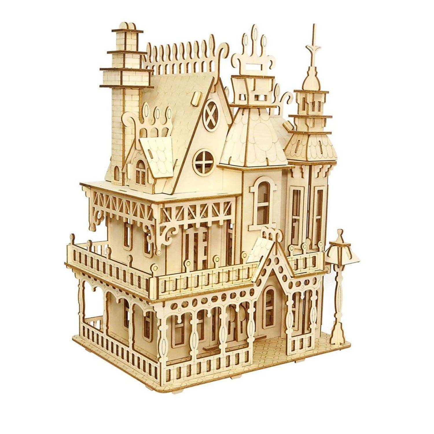 Ein detailliertes hölzernes Miniaturmodell eines Hauses im viktorianischen Stil mit verzierten Veranden, Türmen und Satteldächern auf weißem Hintergrund.