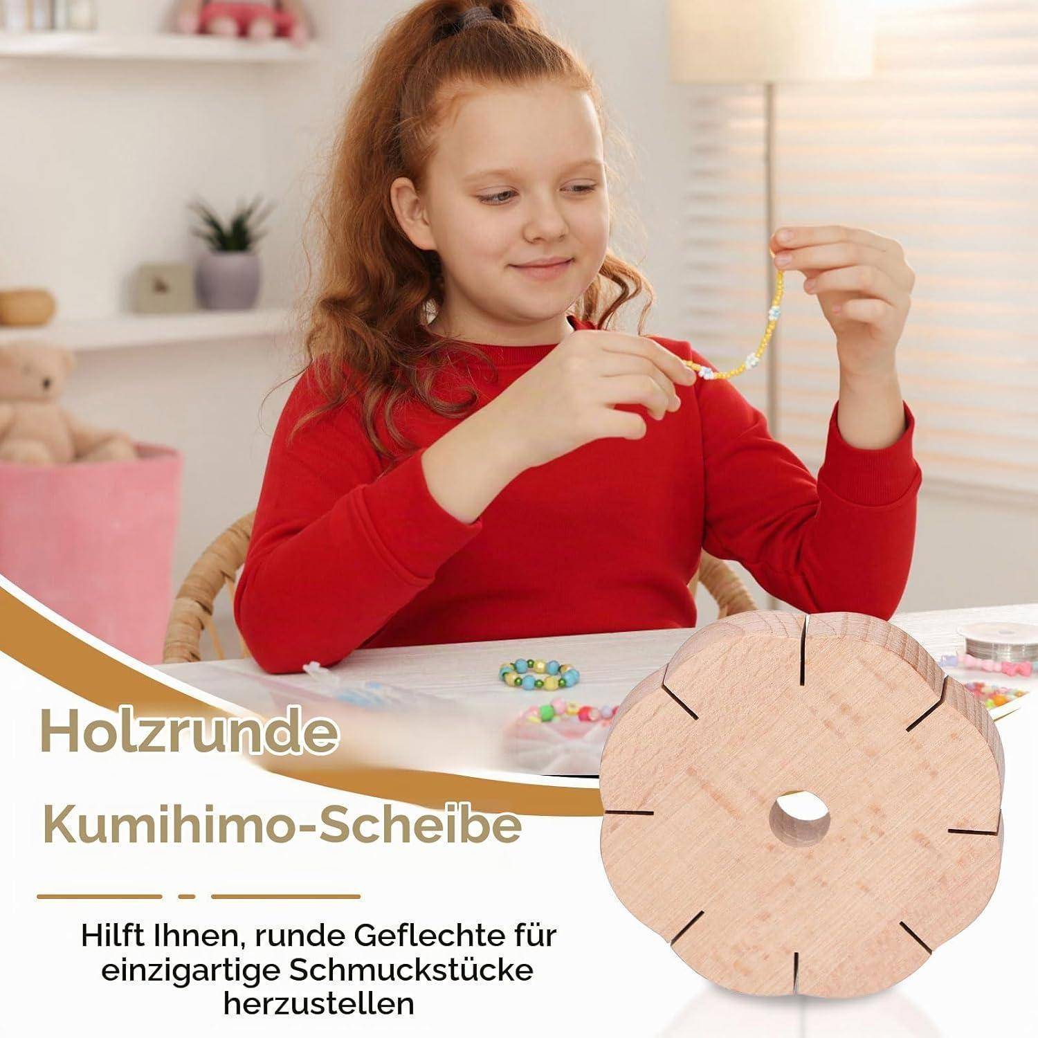 Mädchen, das eine perlenbesetzte Halskette mit einer Kumihimo-Flechtscheibe herstellt; der deutsche Text liest sich „Holzrunde Kumihimo-Scheibe