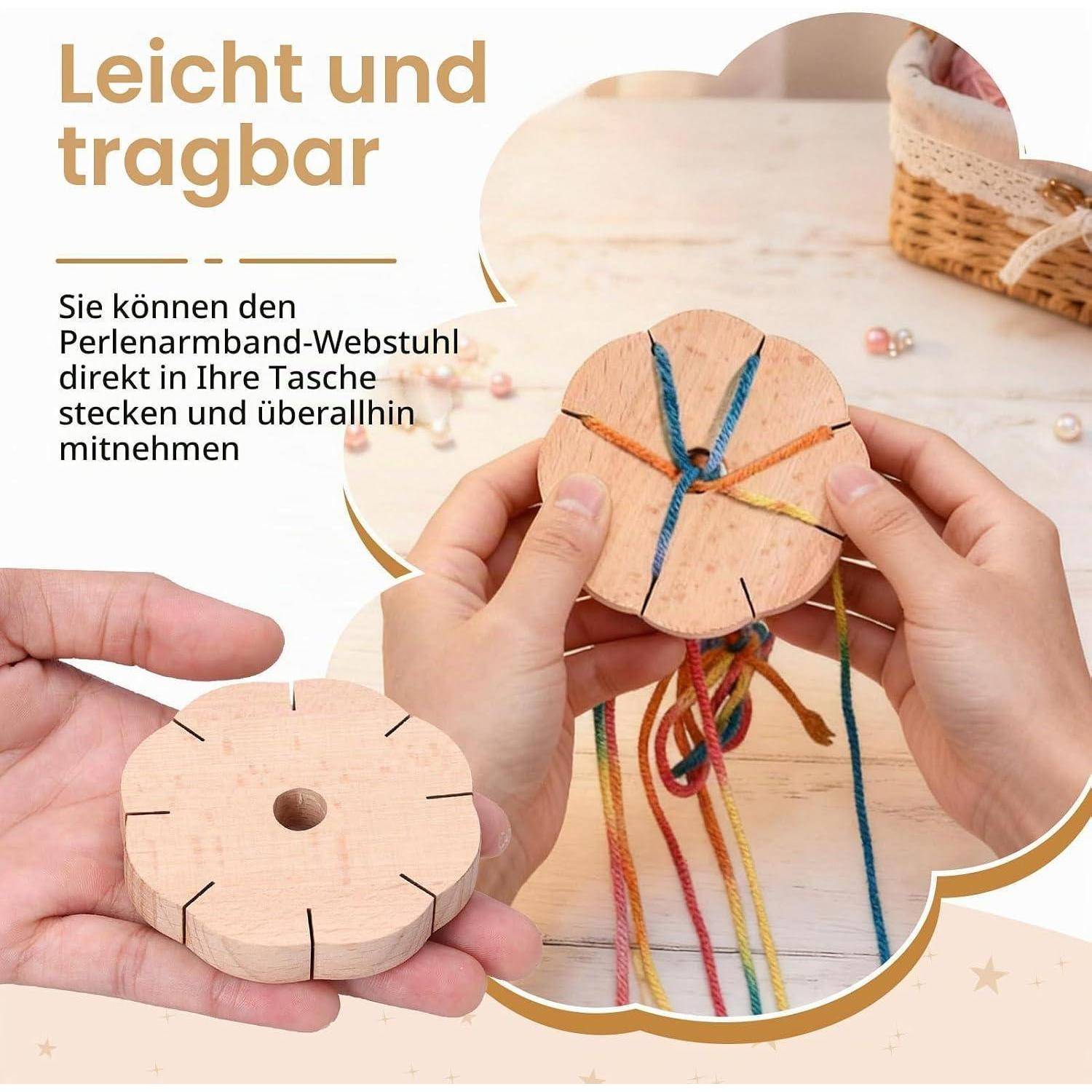 Tragbarer Perlenstuhl passt in eine Tasche; Hände führen farbiges Garn durch ein kleines rundes hölzernes Webwerkzeug.