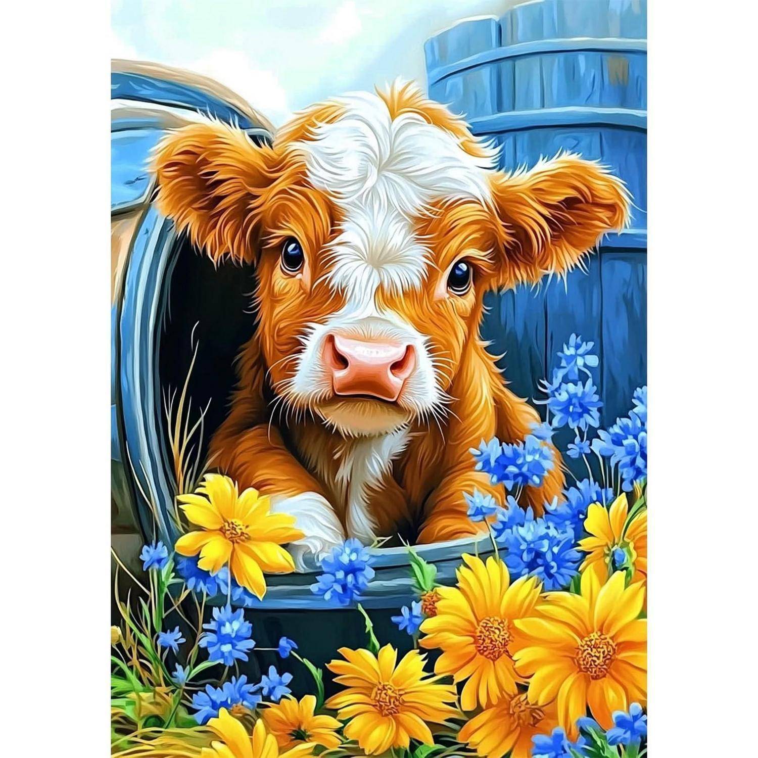 Ein braun-weißes Kalb schaut aus einem blauen Fass heraus, umgeben von gelben und blauen Blumen.
