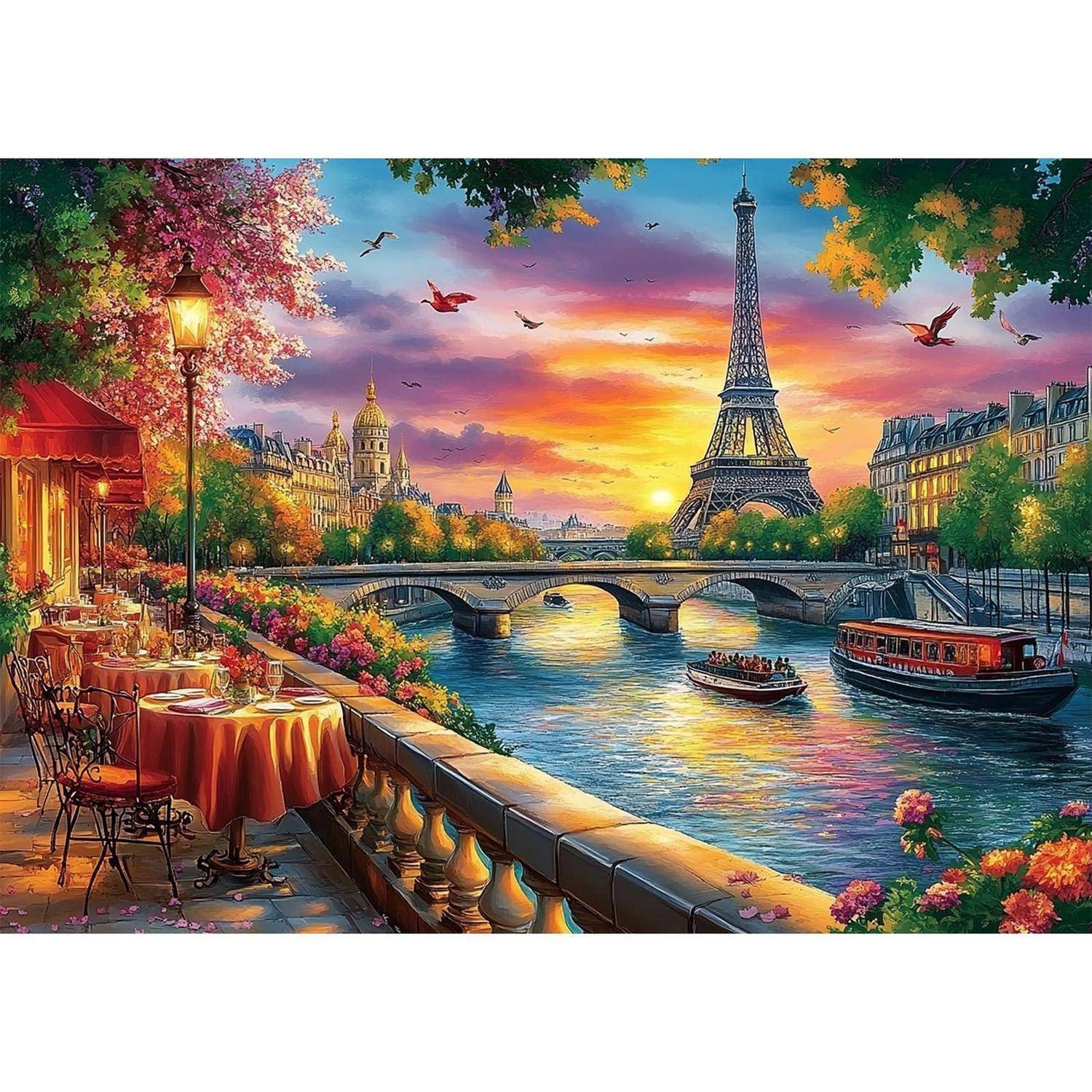 Sonnenuntergangsblick auf den Eiffelturm über der Seine in Paris, mit einer Brücke, Flussbooten und einer mit Blumen gesäumten Café-Terrasse am Flussufer.
