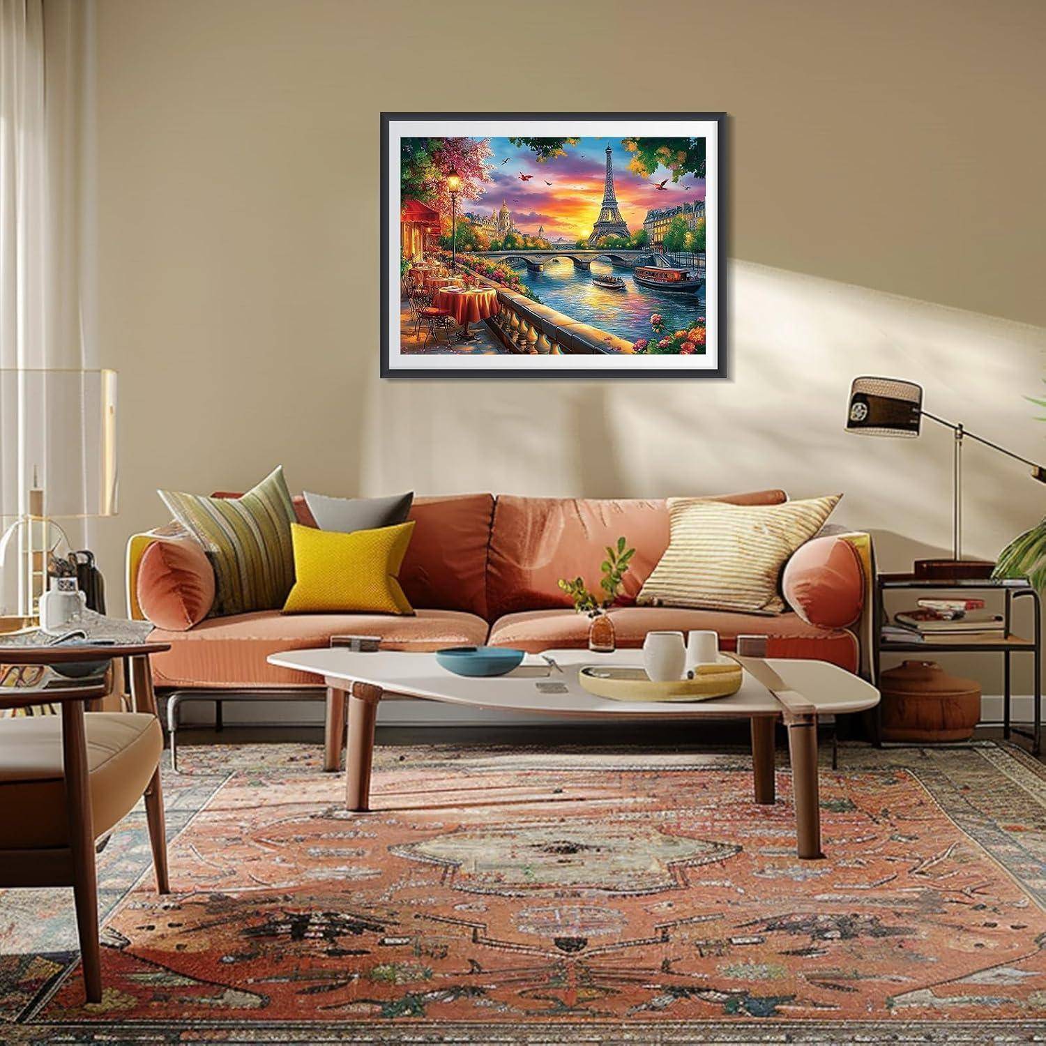 Modernes Wohnzimmer mit einem Korallensofa, Couchtisch, gemustertem Teppich und einem gerahmten Druck eines Pariser Eiffelturm-Sonnenuntergangs an der Wand.