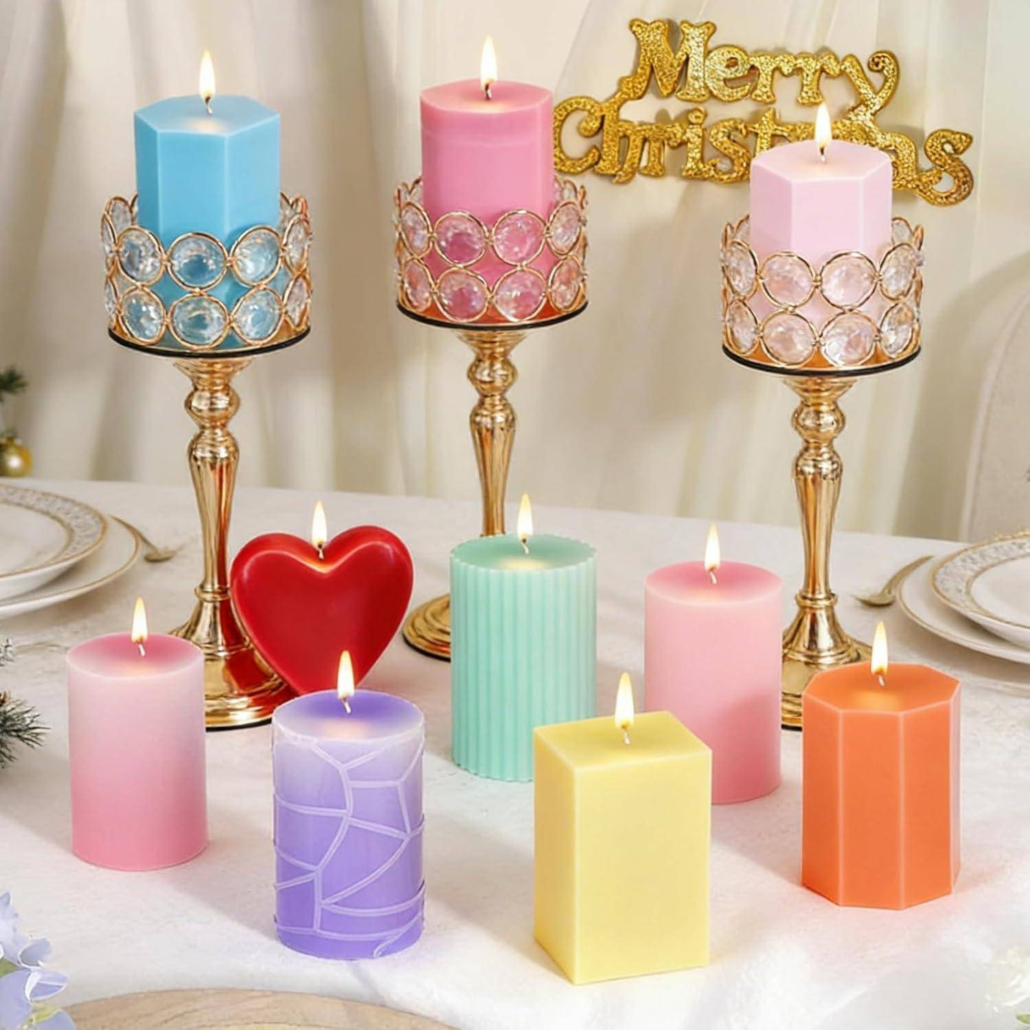 Bunte leuchtende Kerzen in ornamentalen Goldhältern auf einem Tisch, mit einer 